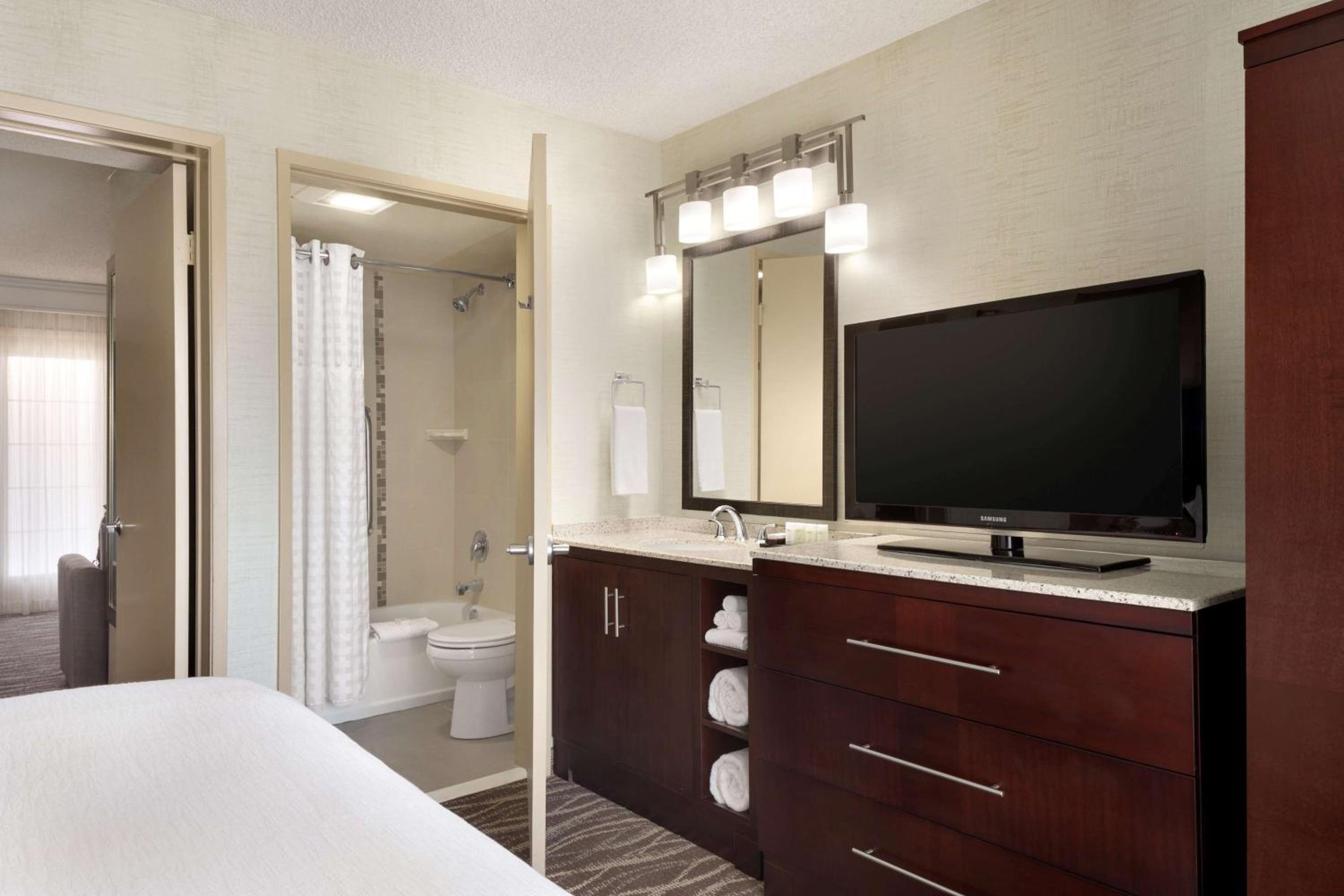 One-Bedroom King Suite - Hearing Access/Non-Smoking - Photo 4