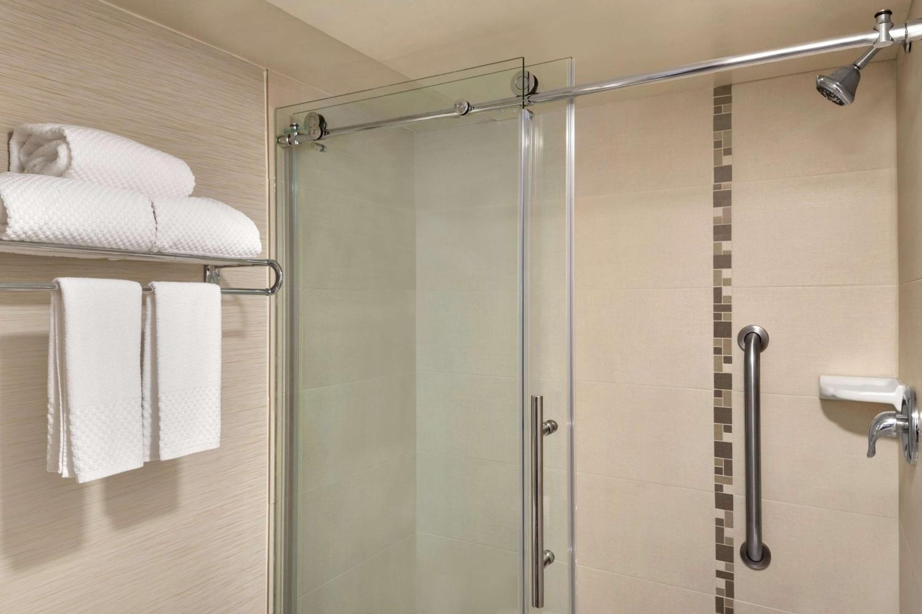 Executive King Suite - Non-Smoking - Photo 4