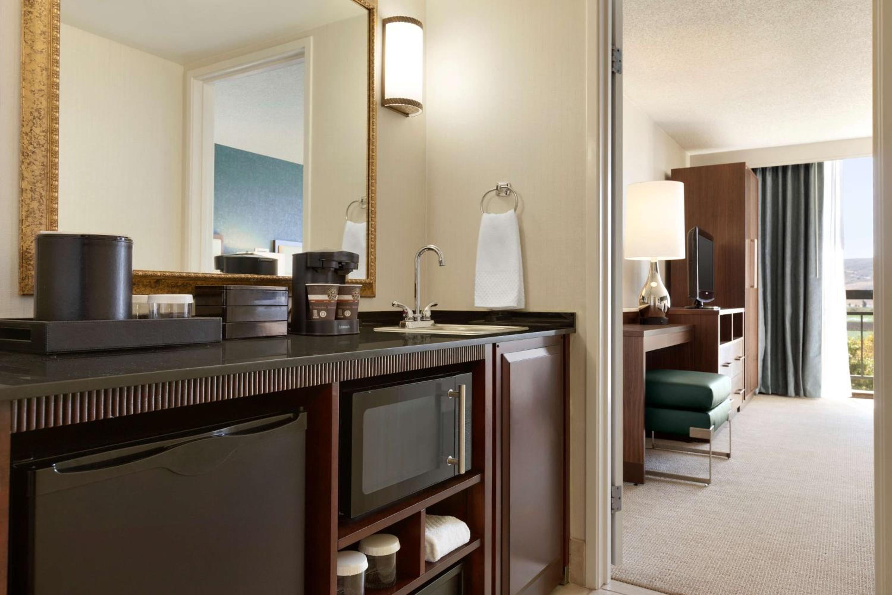 One-Bedroom King Suite - Hearing Access/Non-Smoking - Photo 3