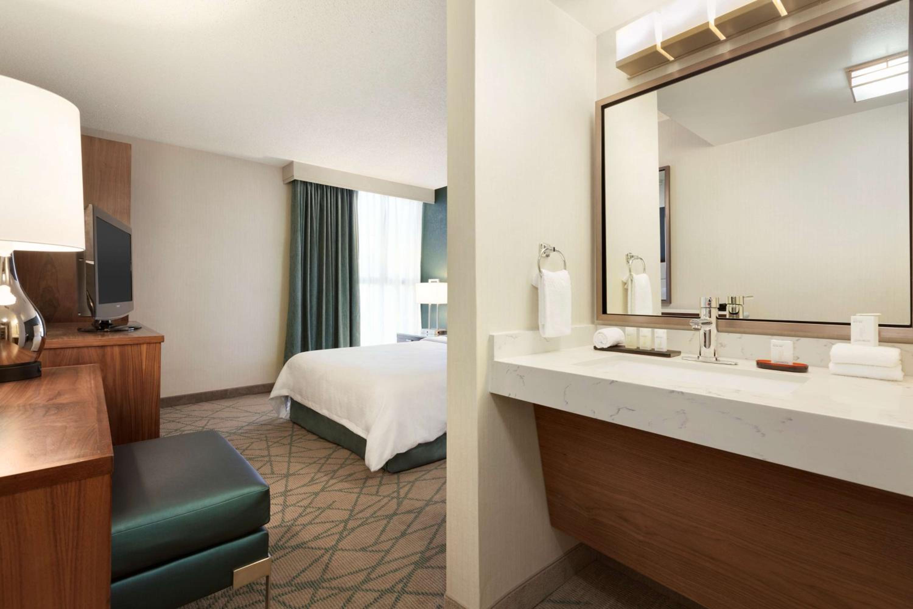 Queen Suite with Bath Tub - Disability/Hearing Access - Photo 2