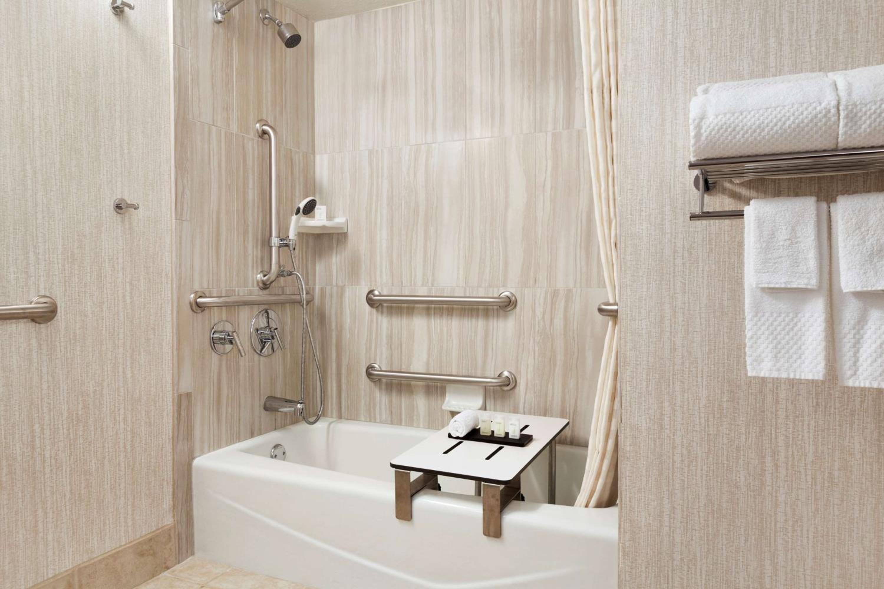 Queen Suite with Bath Tub - Disability/Hearing Access - Photo 4