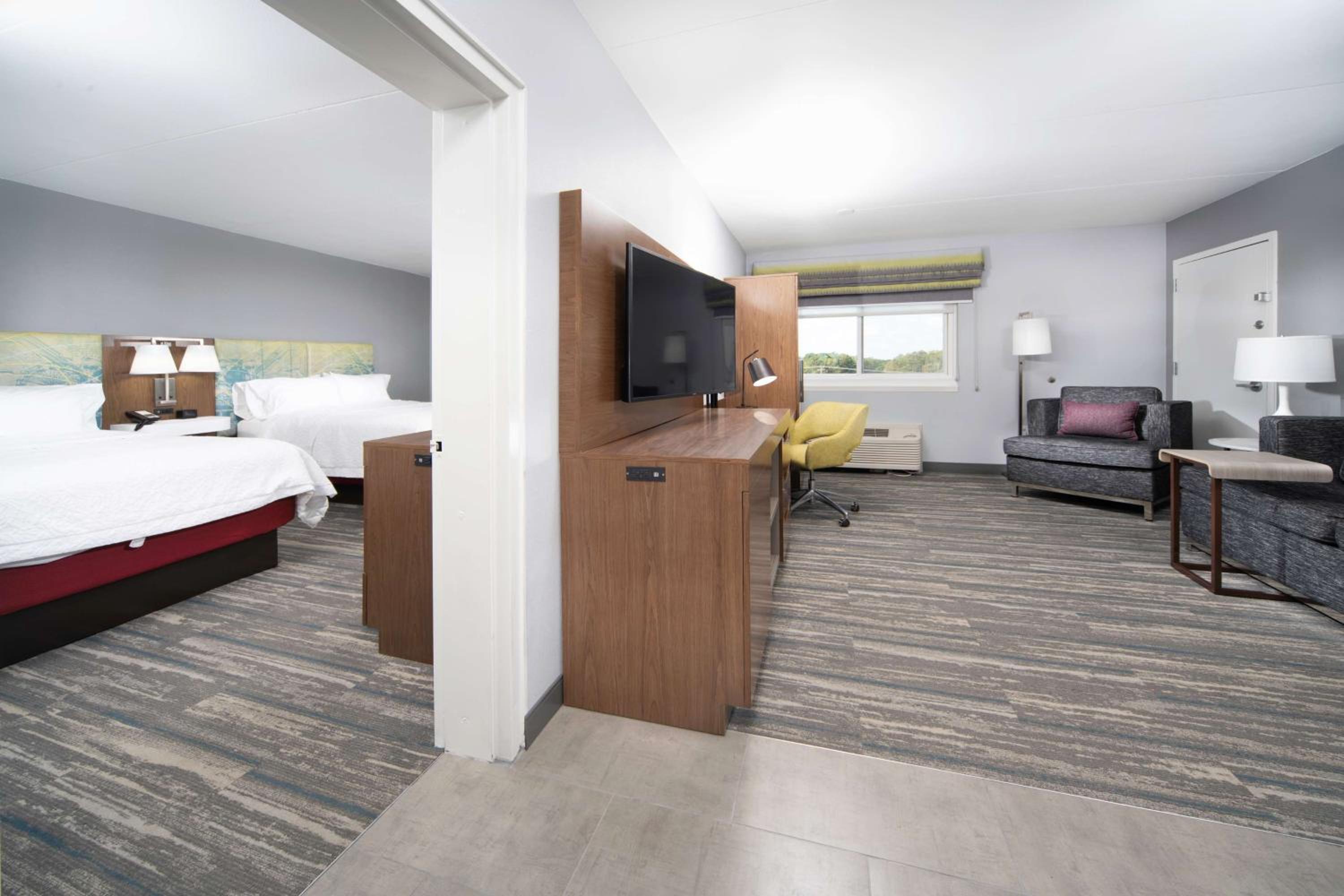 Queen Suite with Two Queen Beds - Non-Smoking photo 3