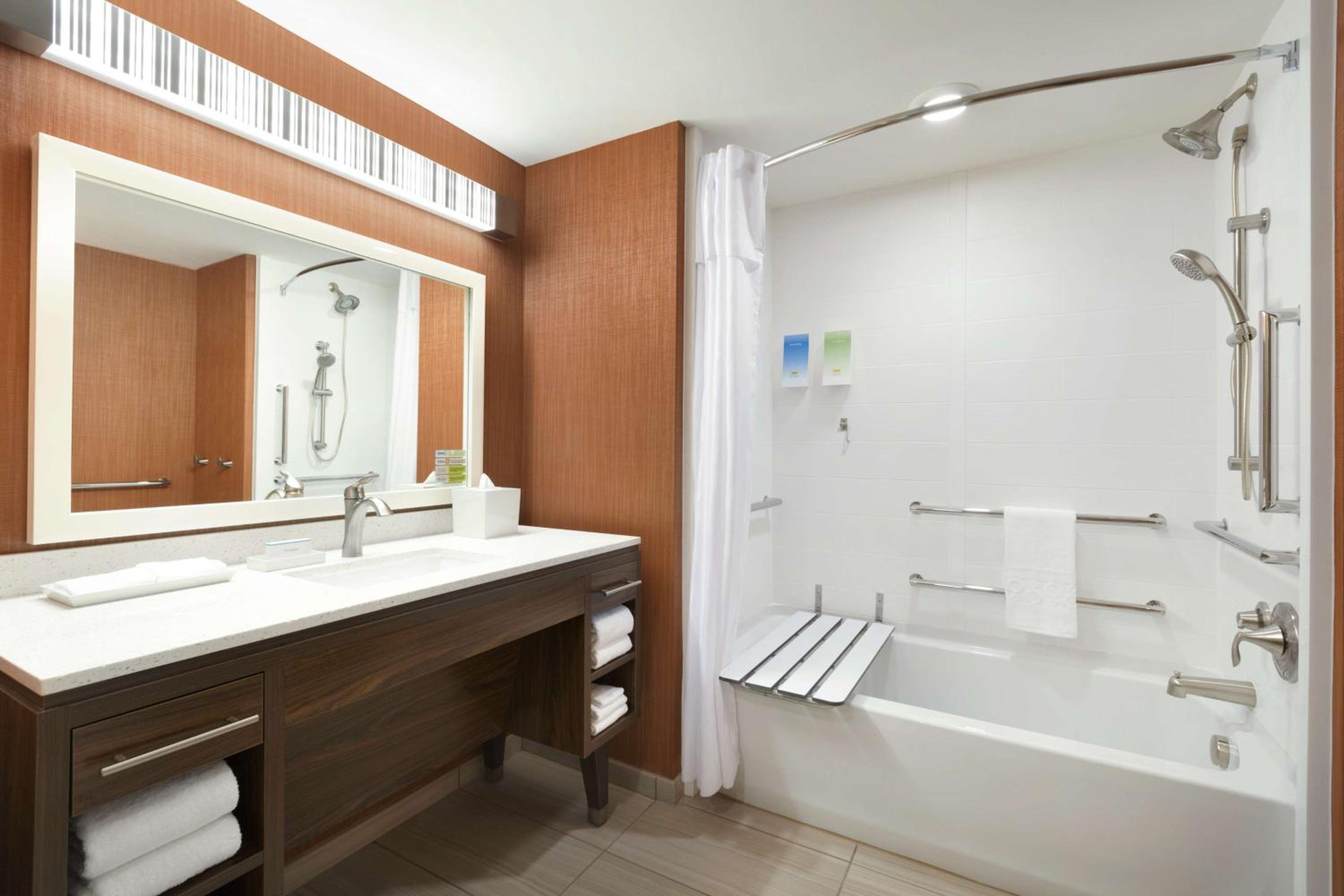 King Studio with Accessible Tub - Mobility Access/Non-Smoking photo 2