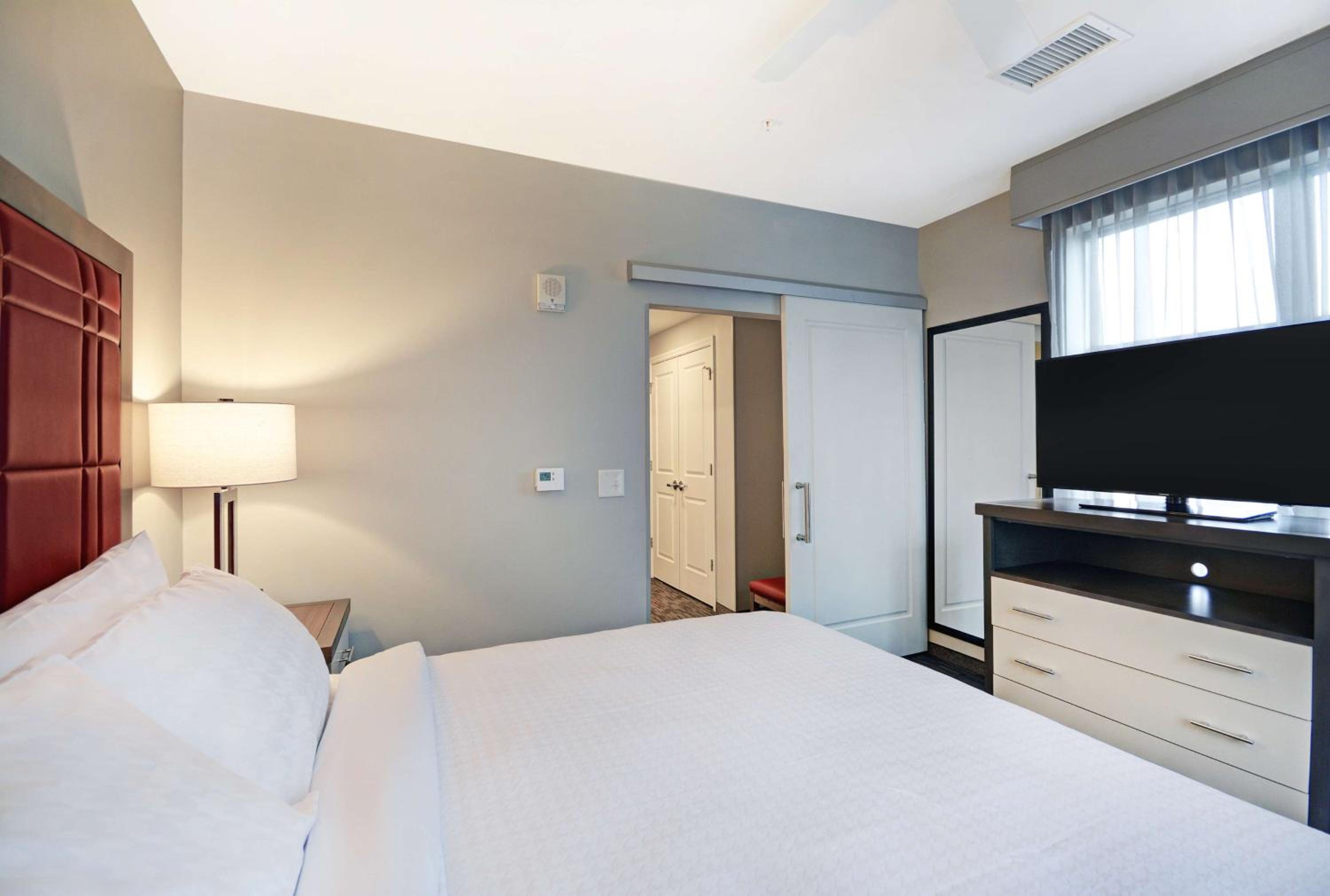 Queen Suite - Hearing Accessible - Photo 2