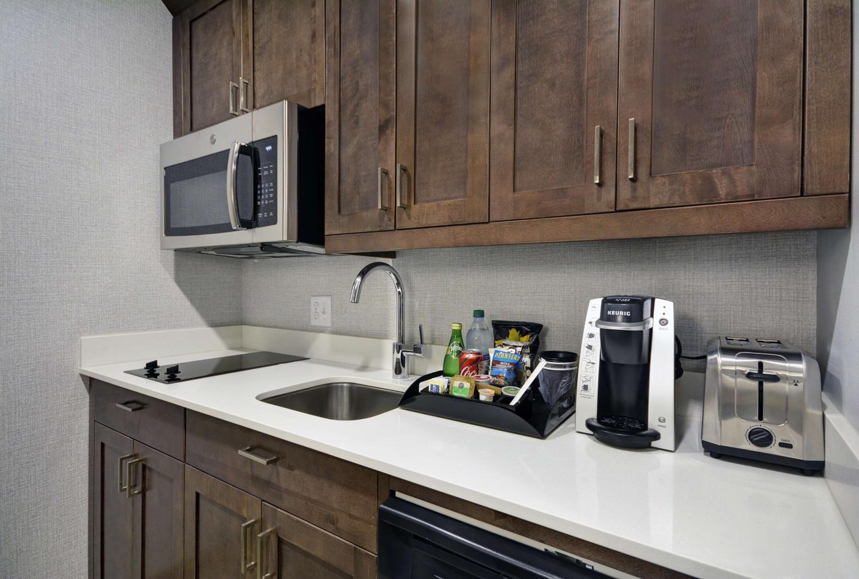 Premium One-Bedroom King Suite - Non-Smoking - Photo 3