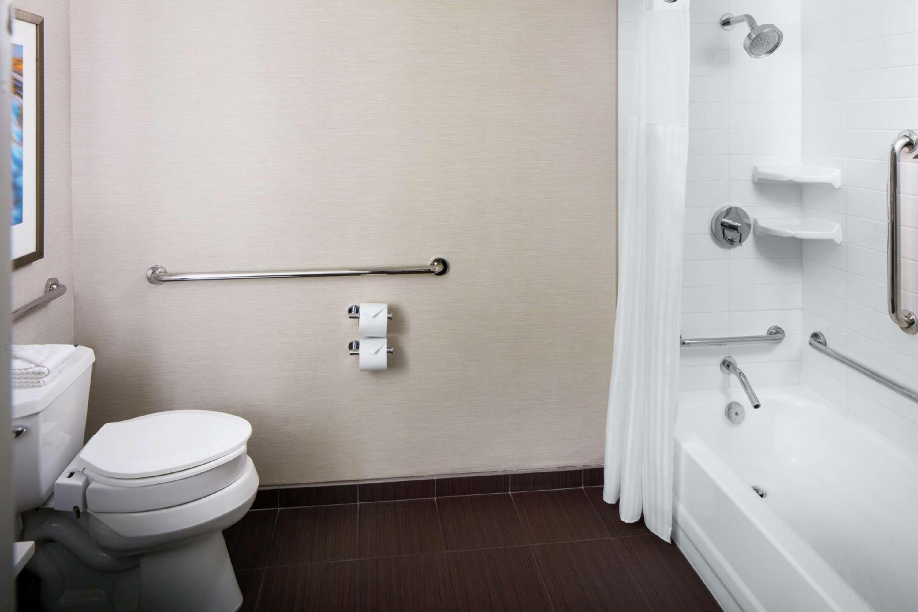 King Room with Bath Tub - Mobility Access - Photo 2