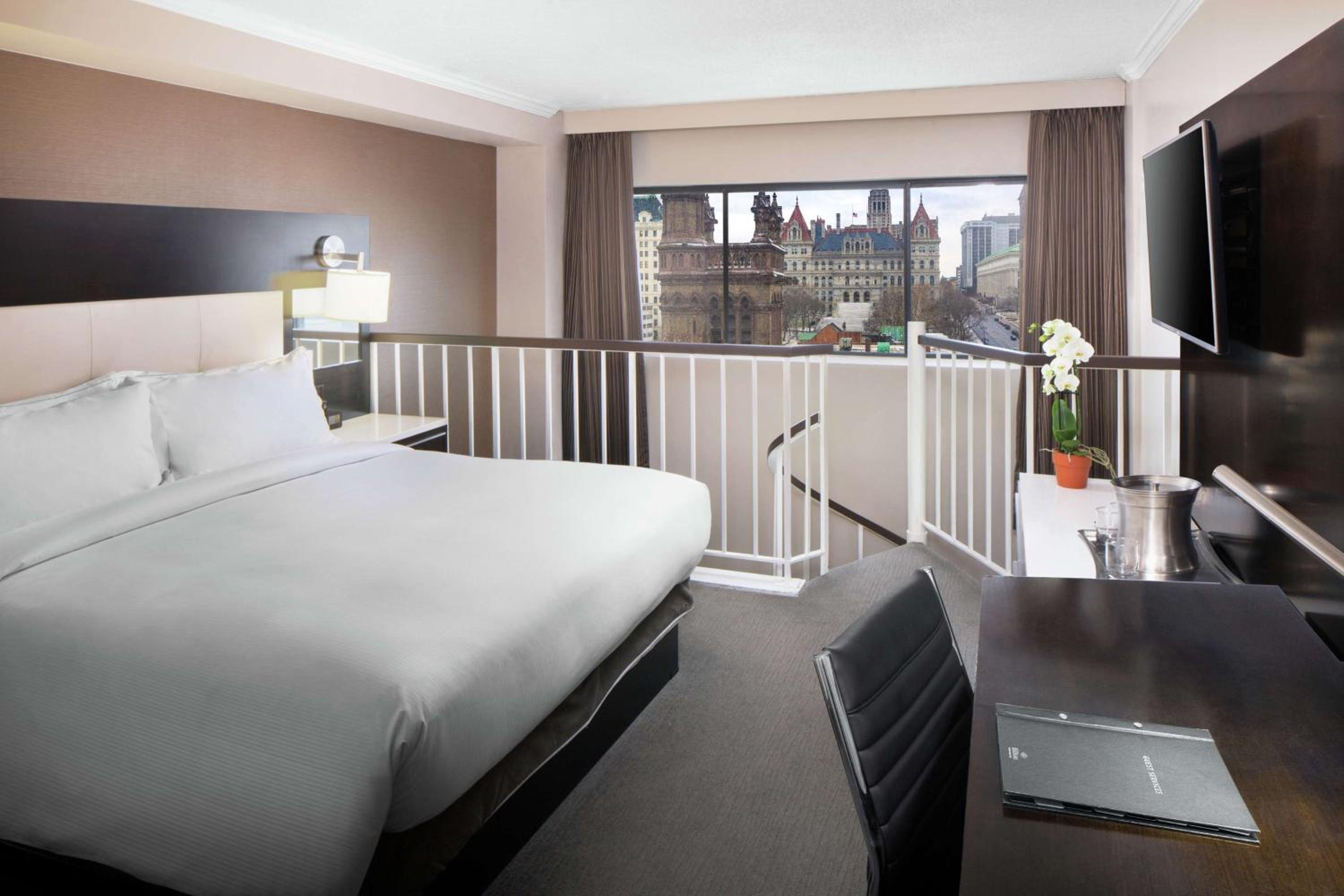 Executive King Suite - Non-Smoking - Photo 1