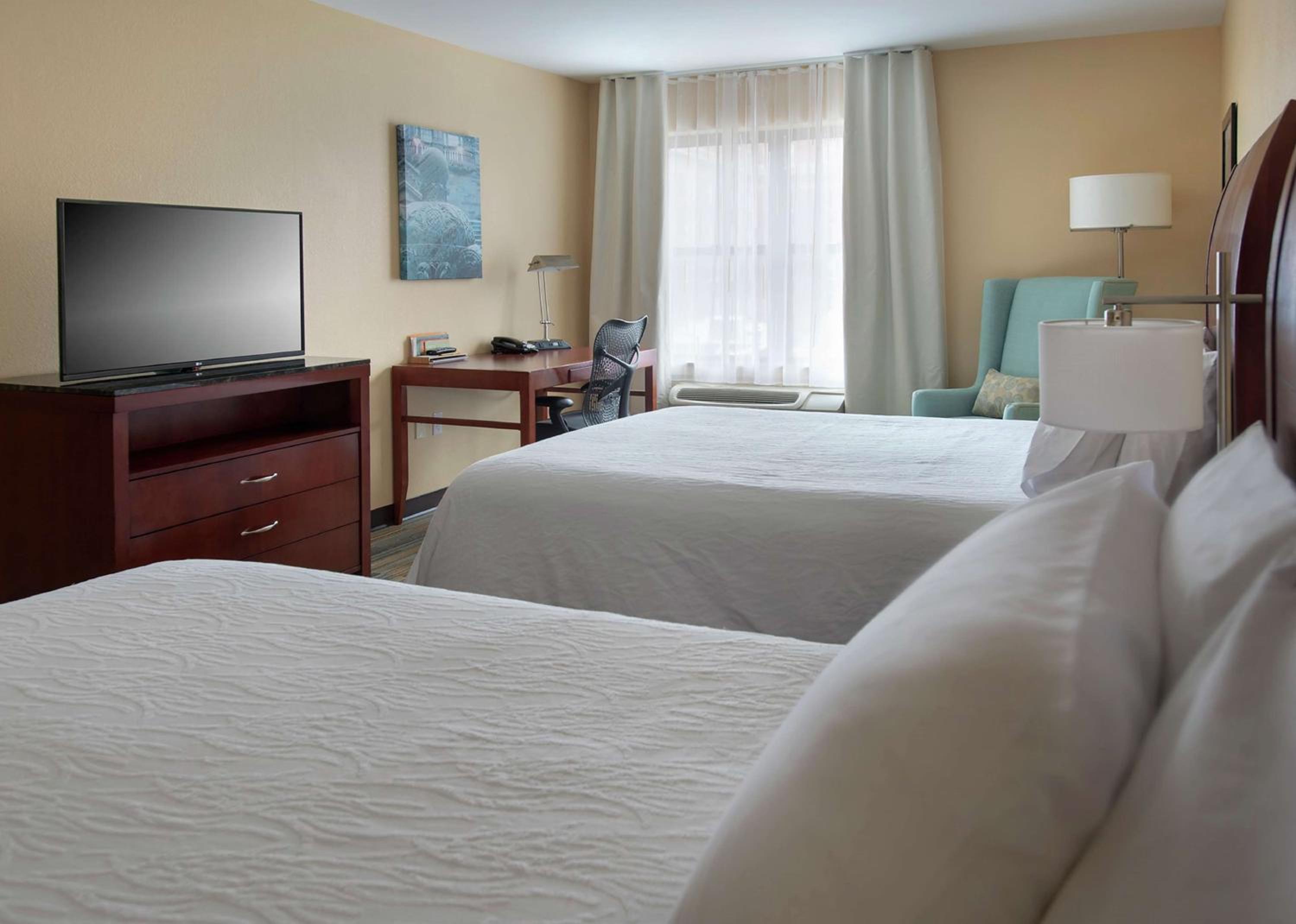 Queen Room with Two Queen Beds - Photo 3