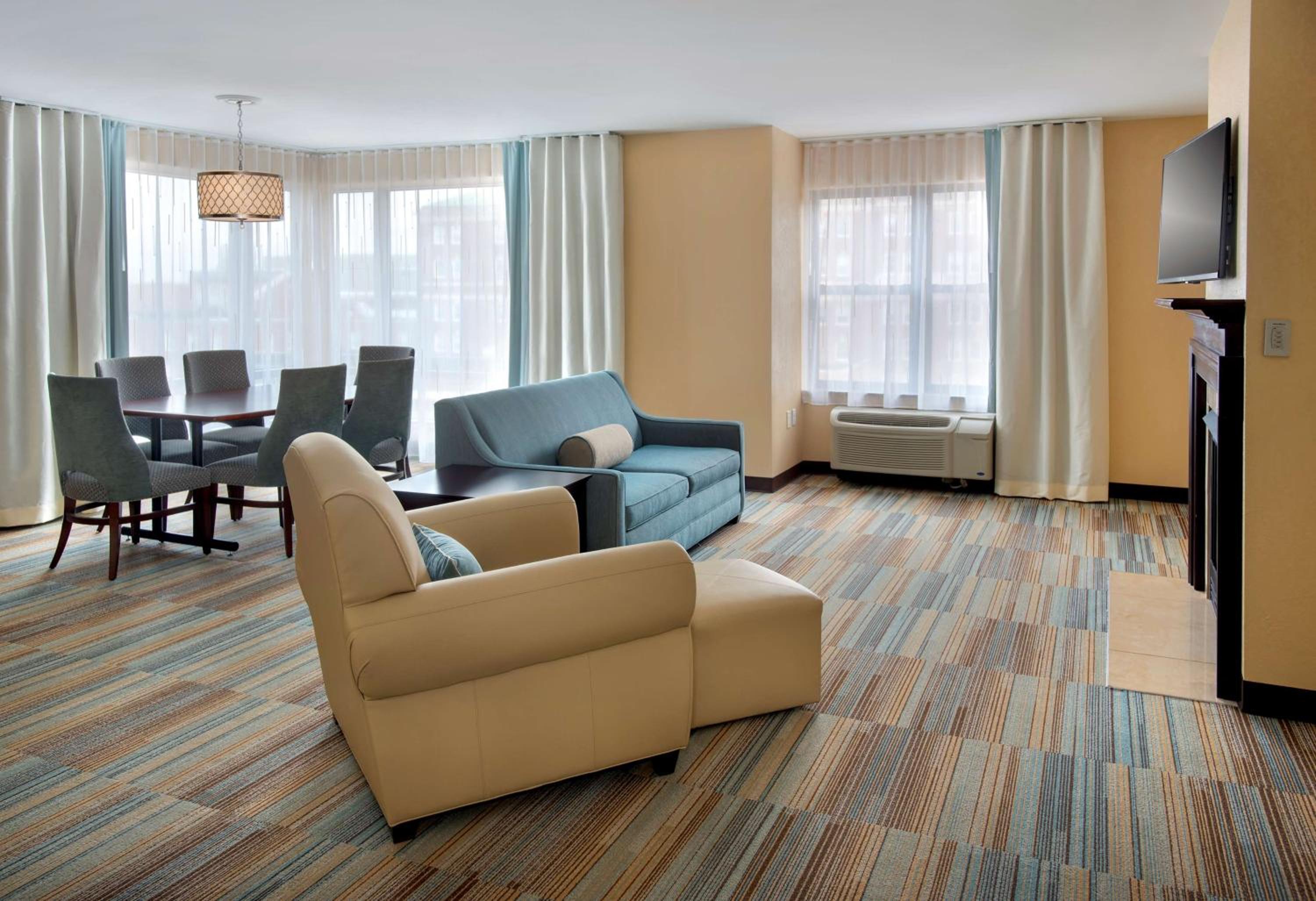 Deluxe King Suite - Non-Smoking - Photo 4