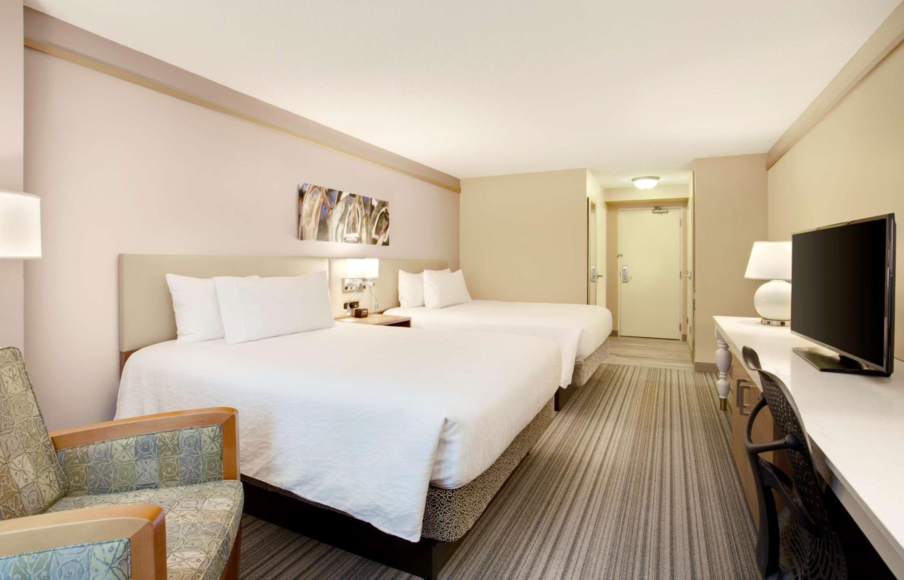 Queen Room with Two Queen Beds - Photo 4