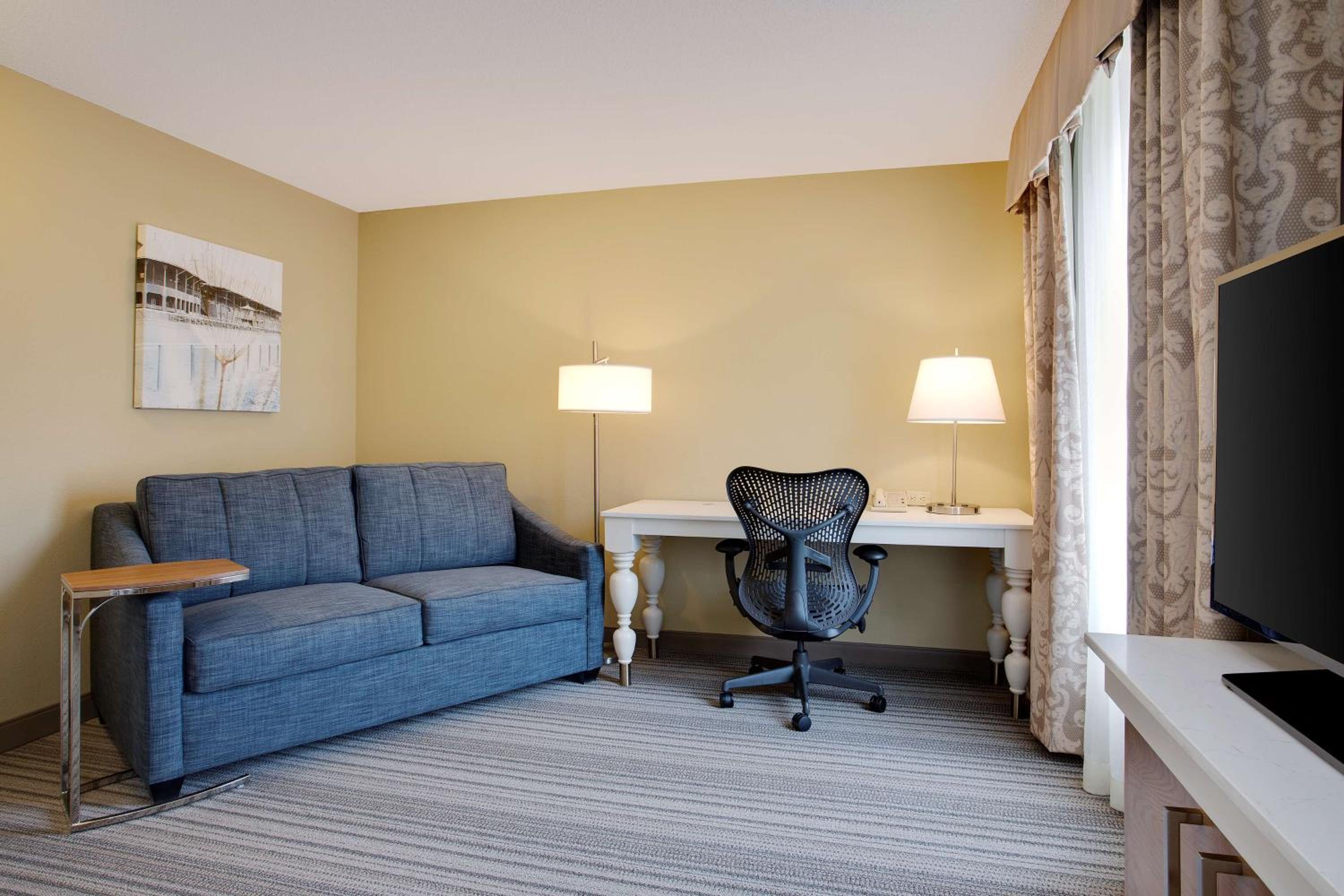 Junior King Suite with Sofa Bed - Non-Smoking - Photo 11