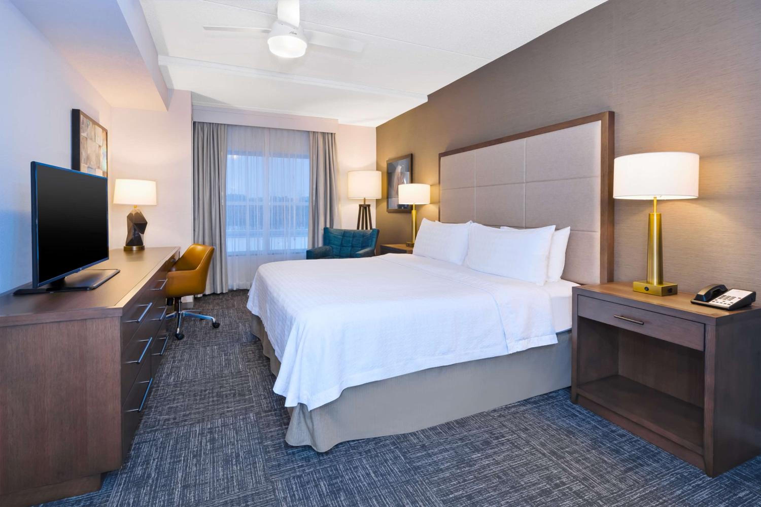 King Suite with Balcony - Non-Smoking