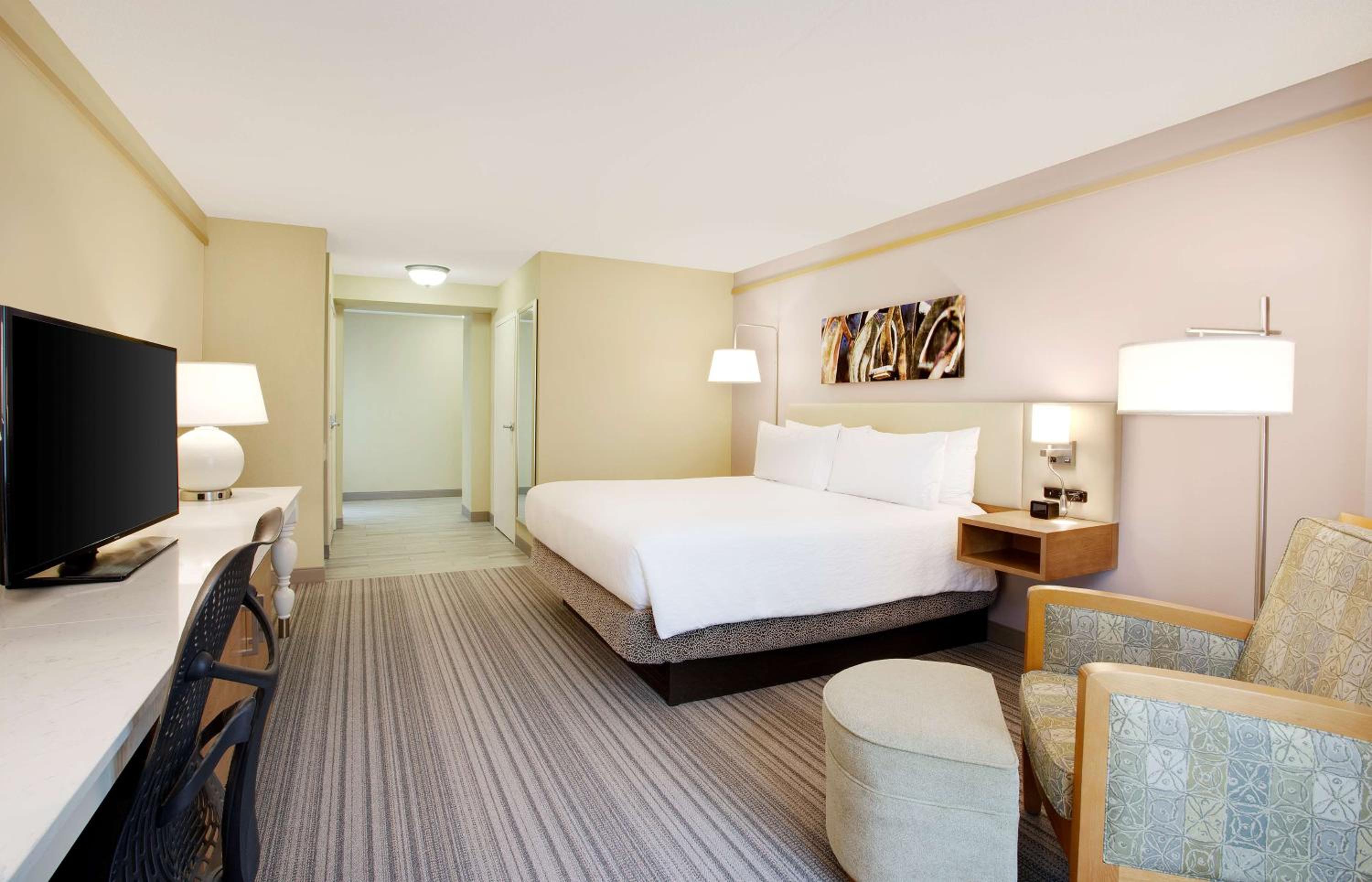Deluxe Corner King Room - Photo 9