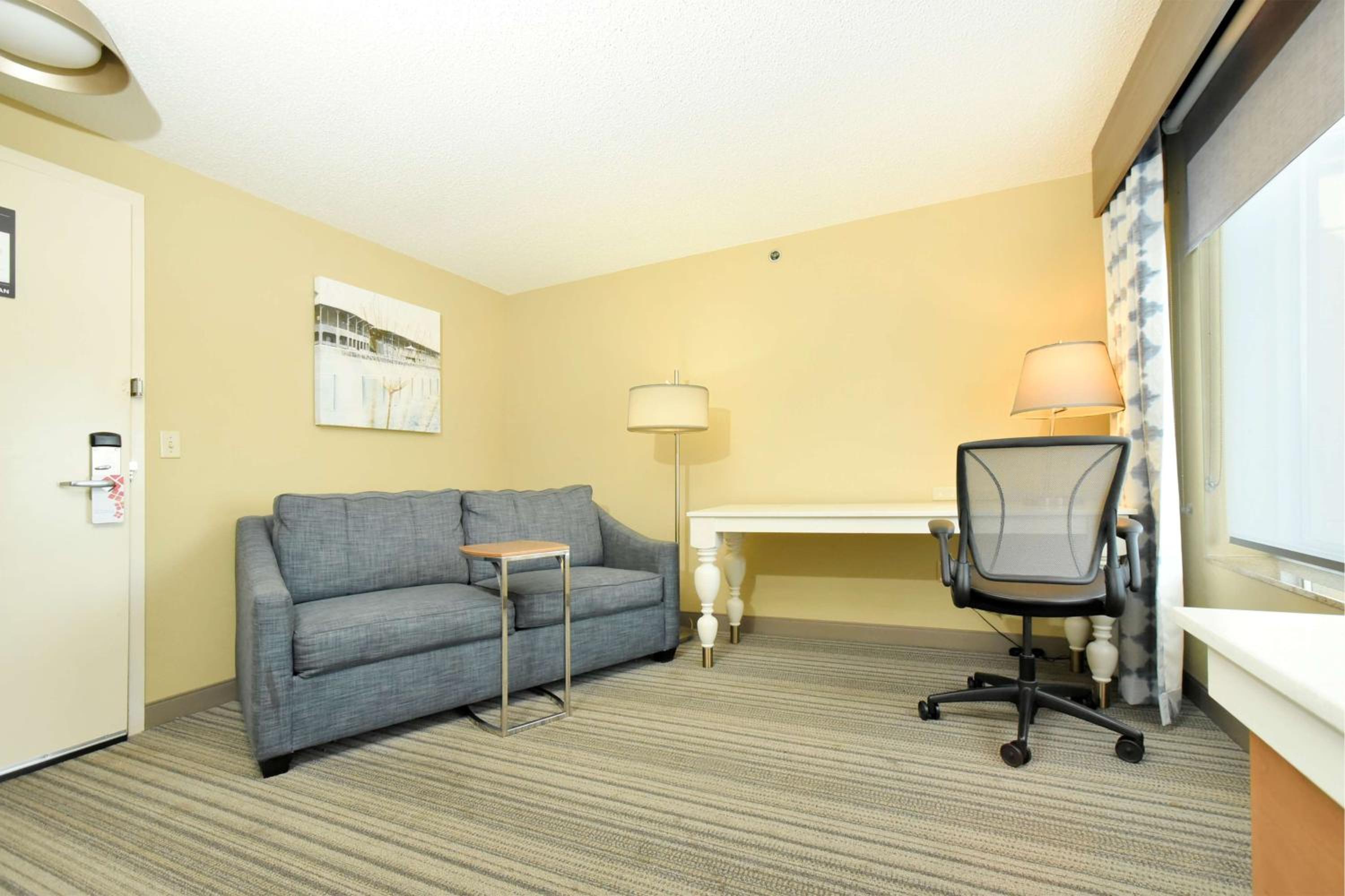 Junior King Suite with Sofa Bed - Non-Smoking - Photo 4