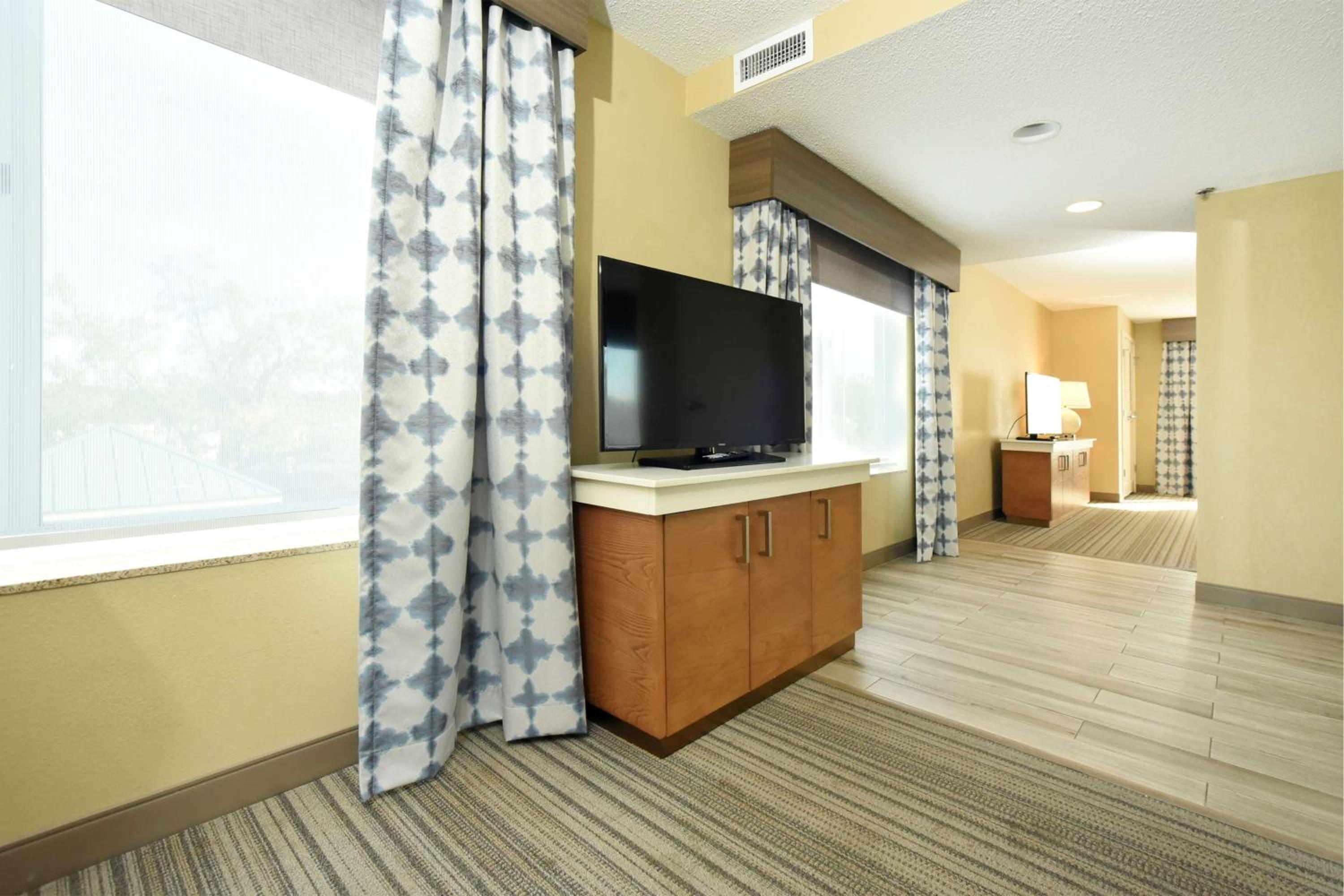 Junior King Suite with Sofa Bed - Non-Smoking - Photo 5