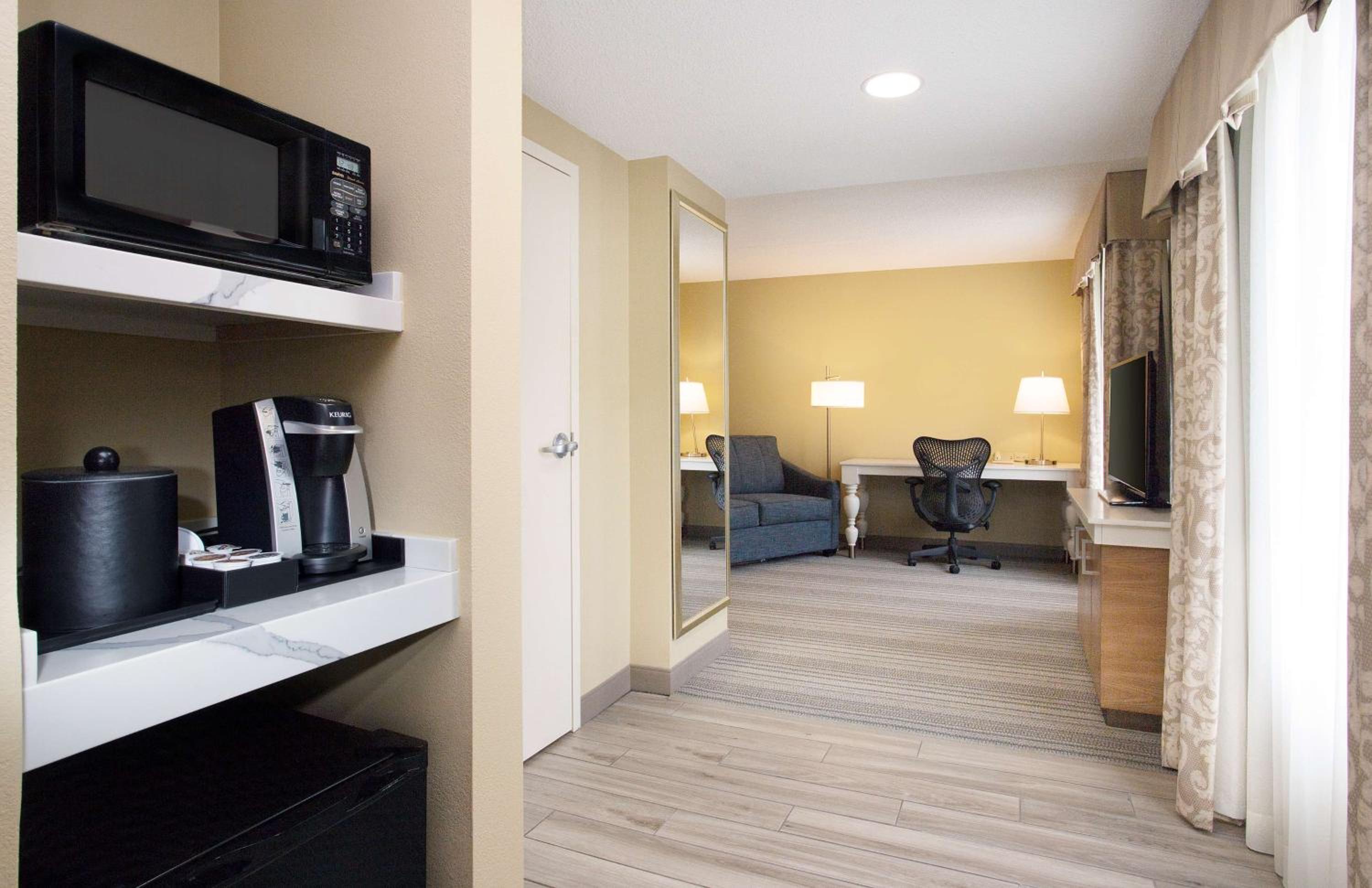 Junior King Suite with Sofa Bed - Non-Smoking - Photo 6