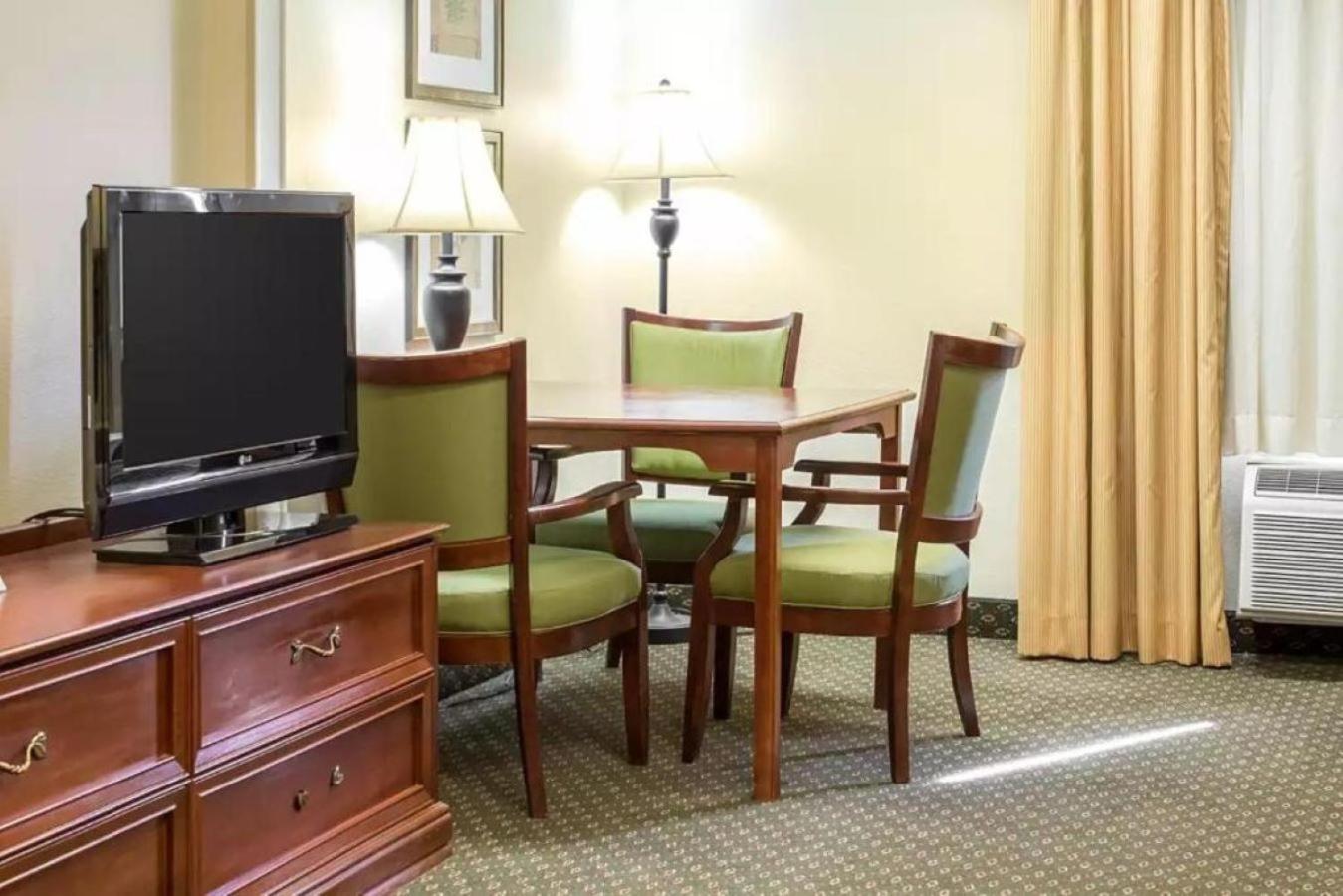 Queen Room with Two Queen Beds - Non-Smoking photo 2