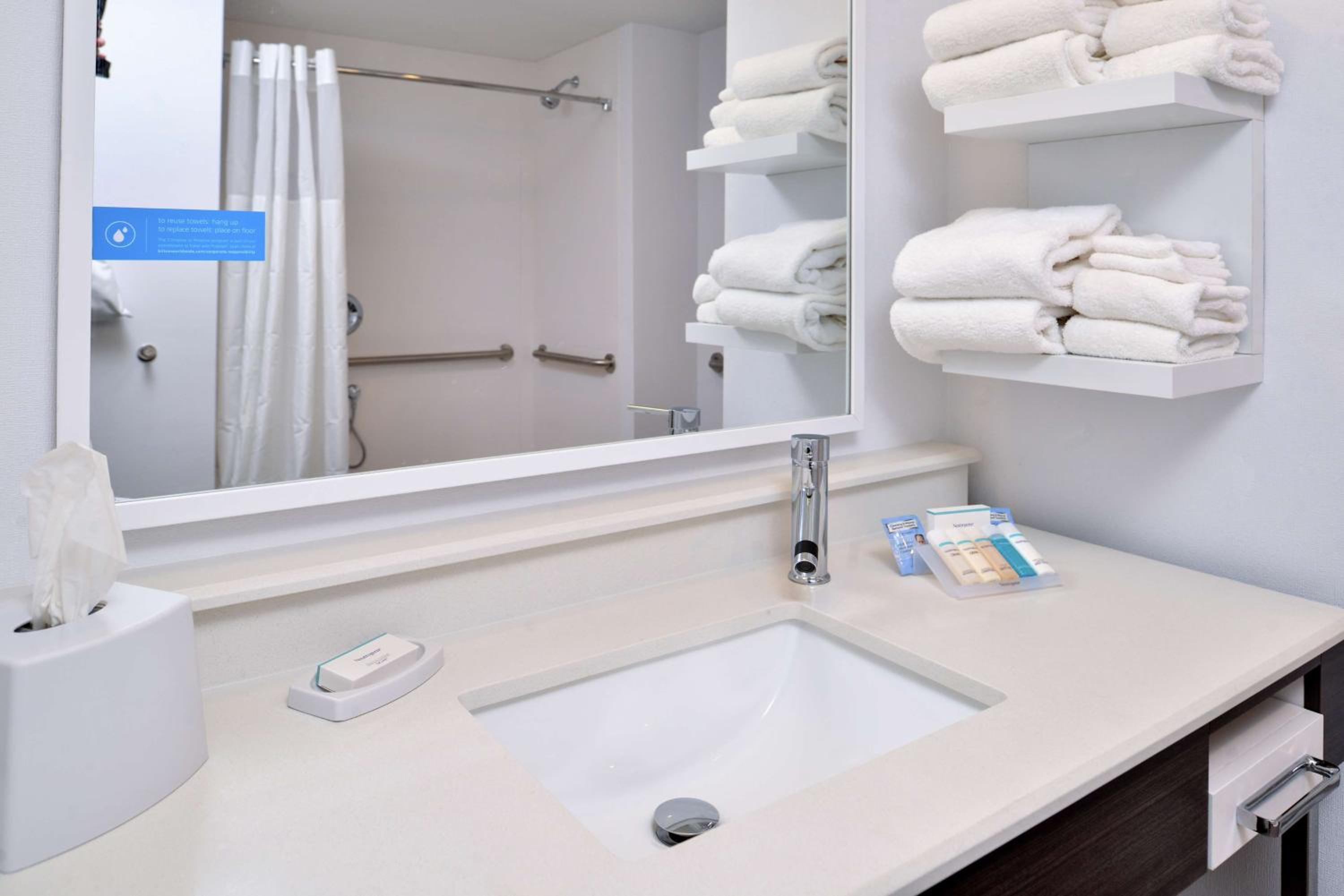 King Room - Hearing Access/Non-Smoking - Photo 13