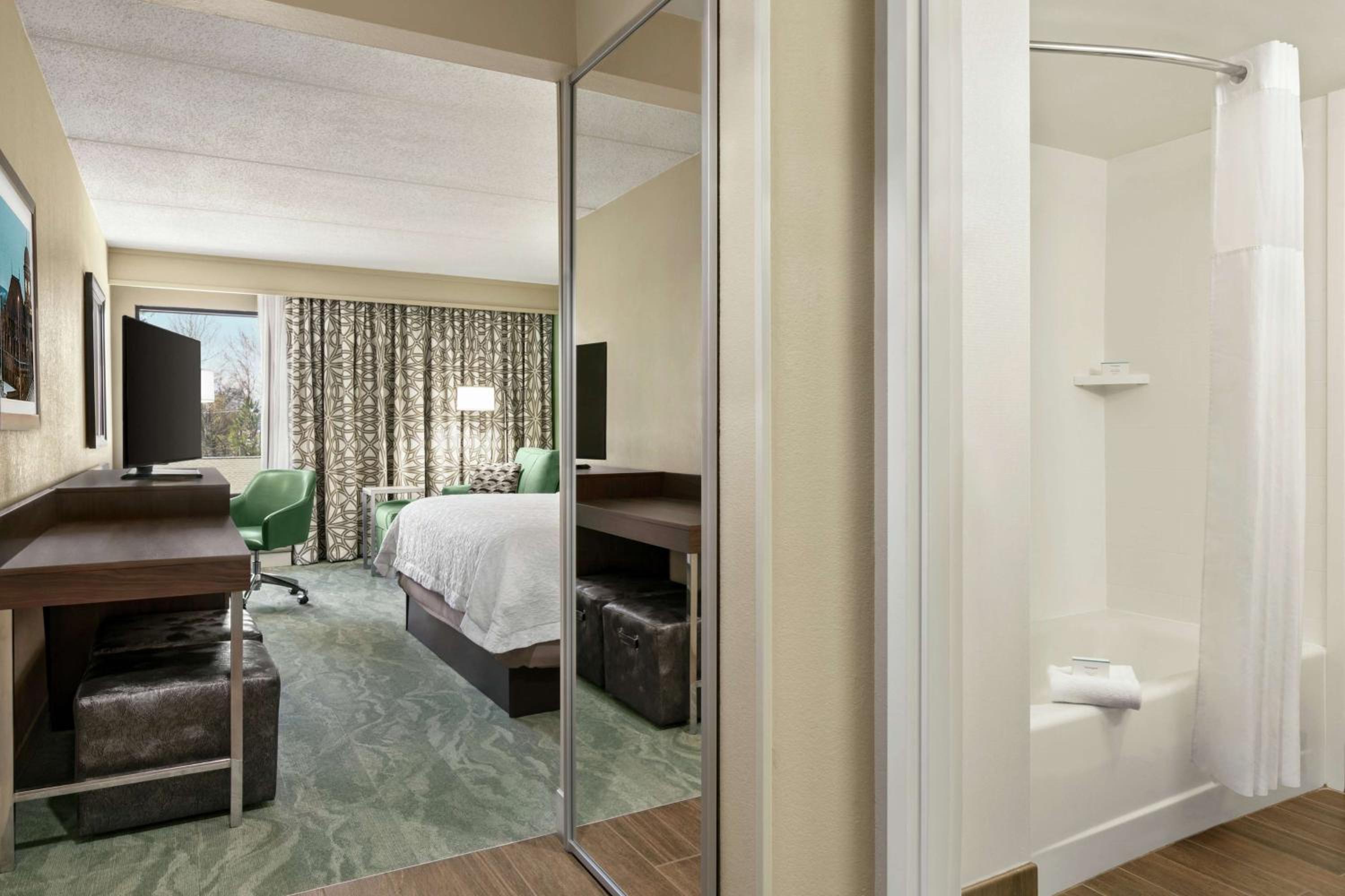 King Room with King Bed - Non-Smoking photo 2