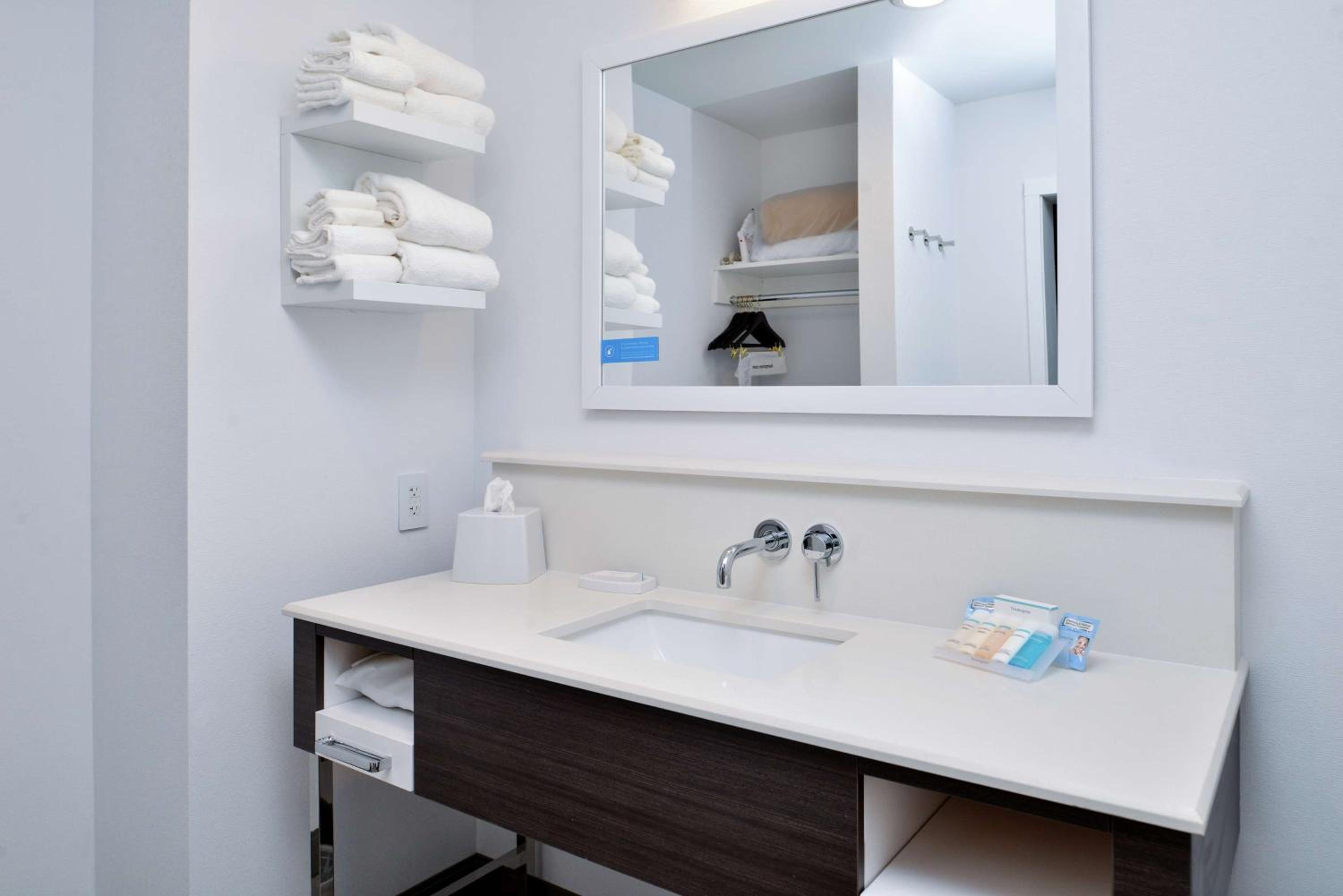 One-Bedroom King Suite - Non-Smoking - Photo 6