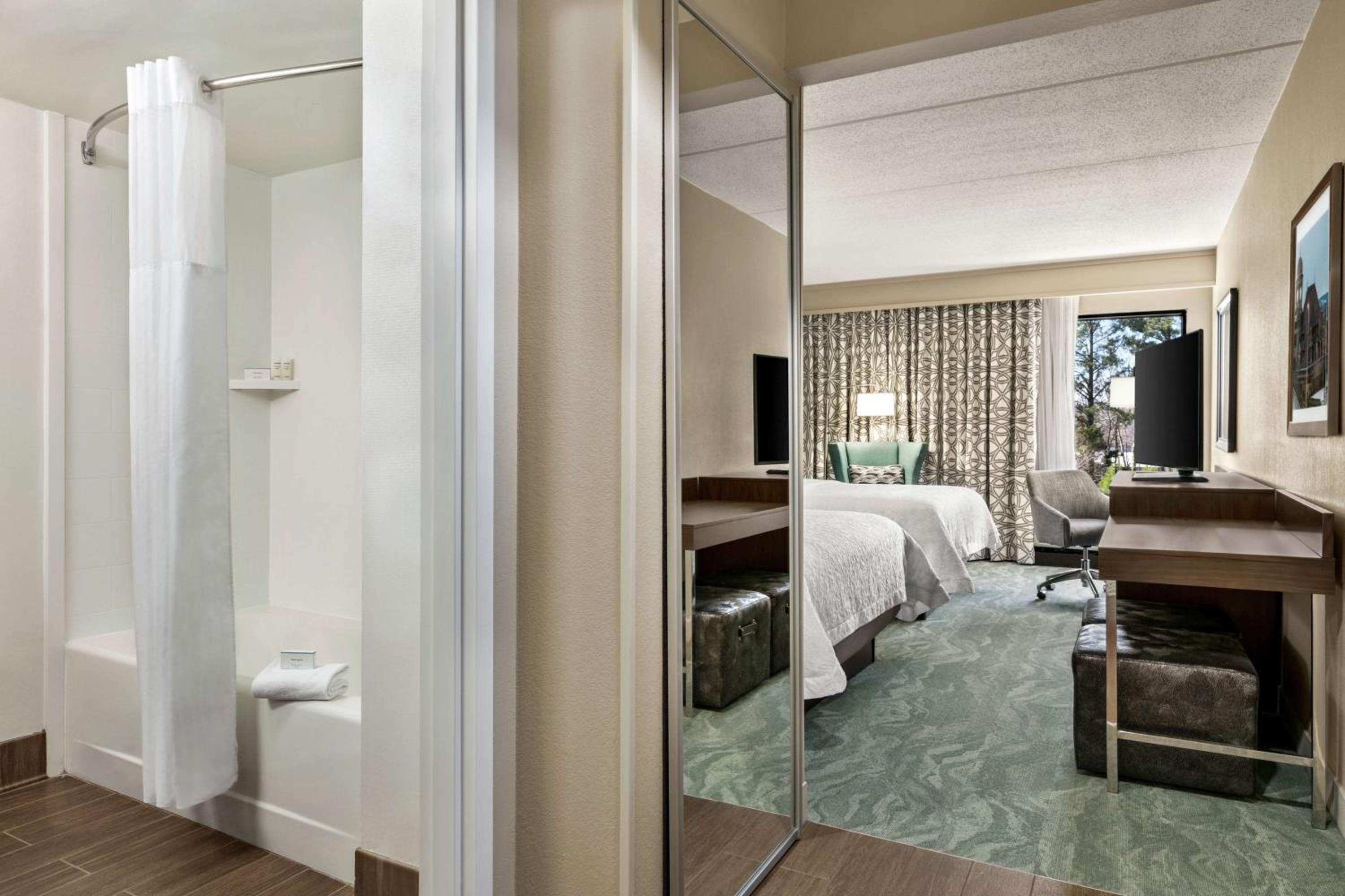 Room with Two Queen Beds - Non-Smoking photo 2
