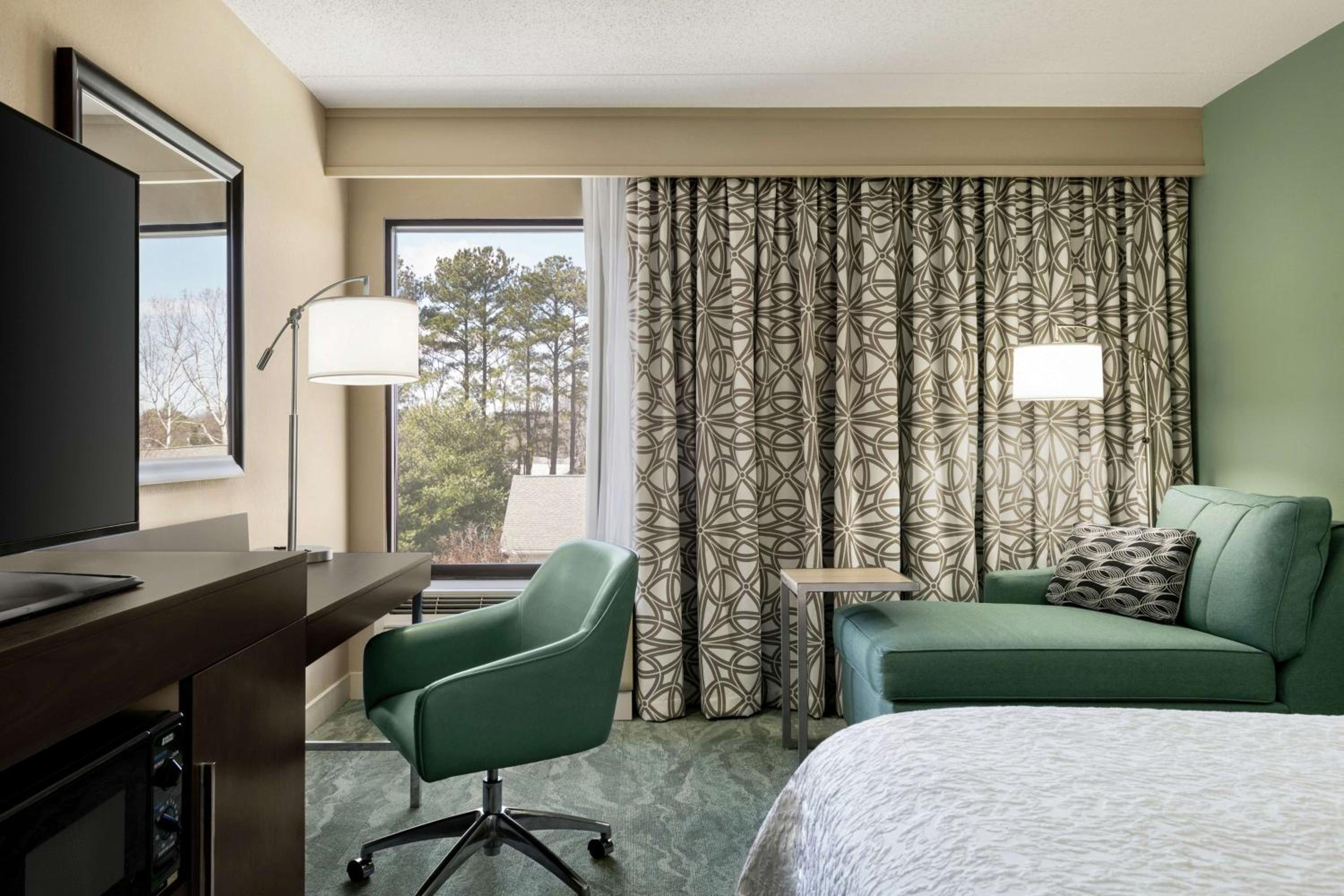 King Room with King Bed - Non-Smoking photo 3