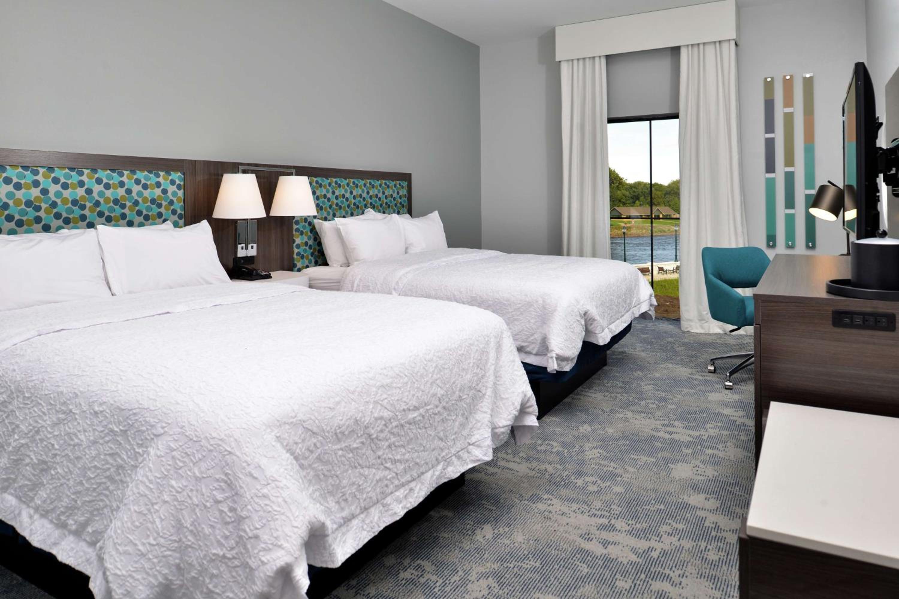 Queen Room with Two Queen Beds - Hearing Access/Non-Smoking - Photo 4