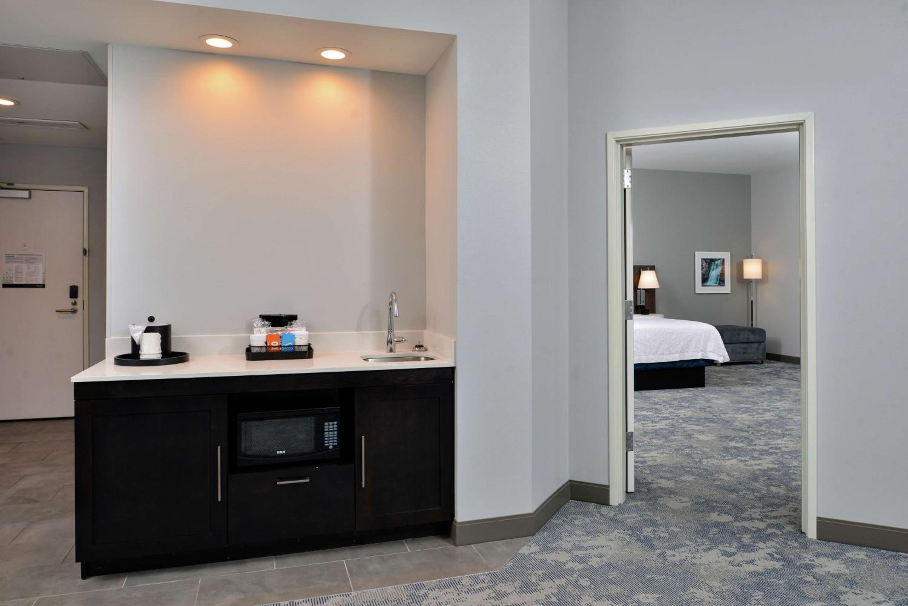 One-Bedroom King Suite - Non-Smoking - Photo 3