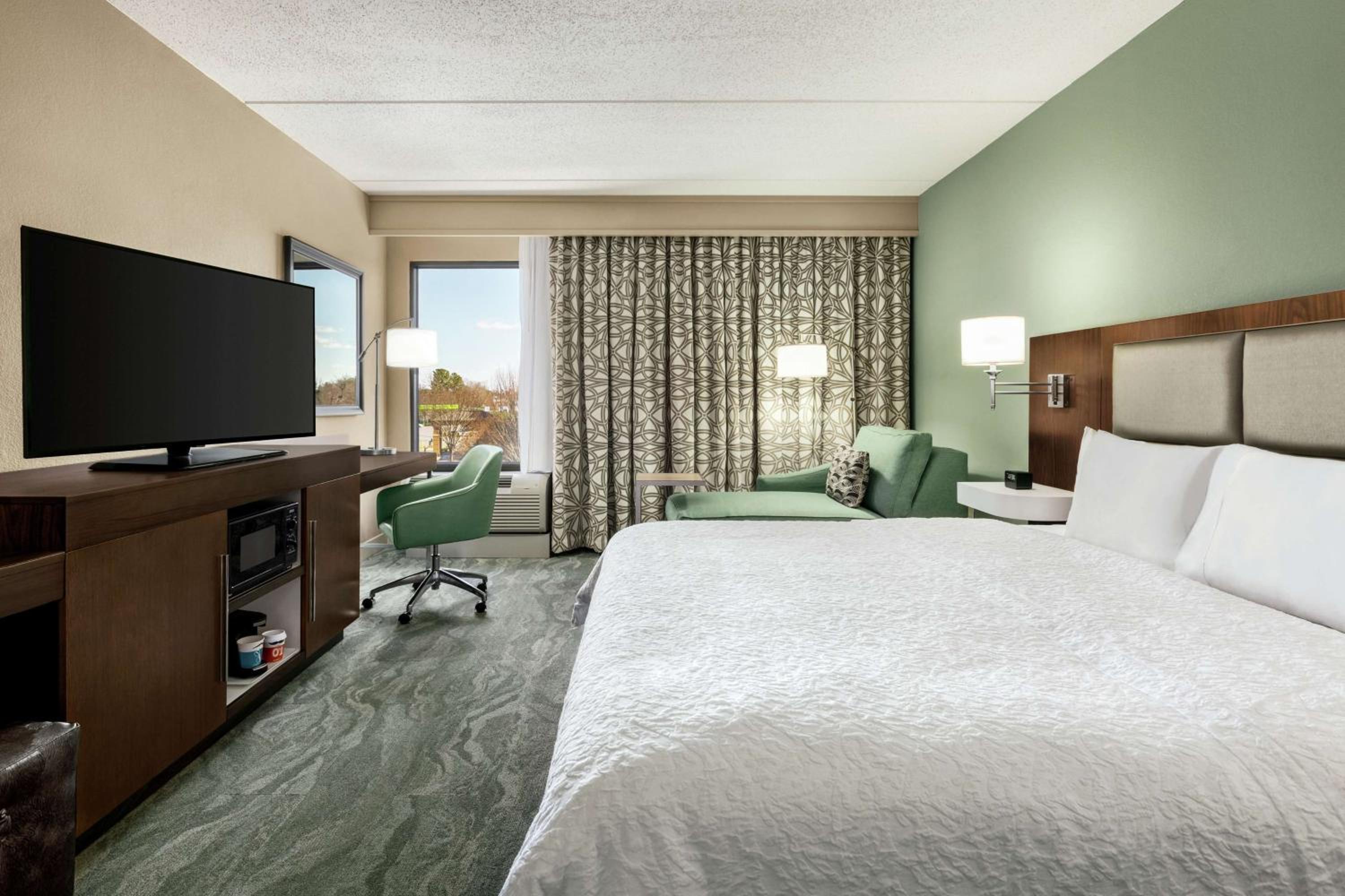 King Room with Accessible Tub - Mobility and Hearing Access/Non-Smoking