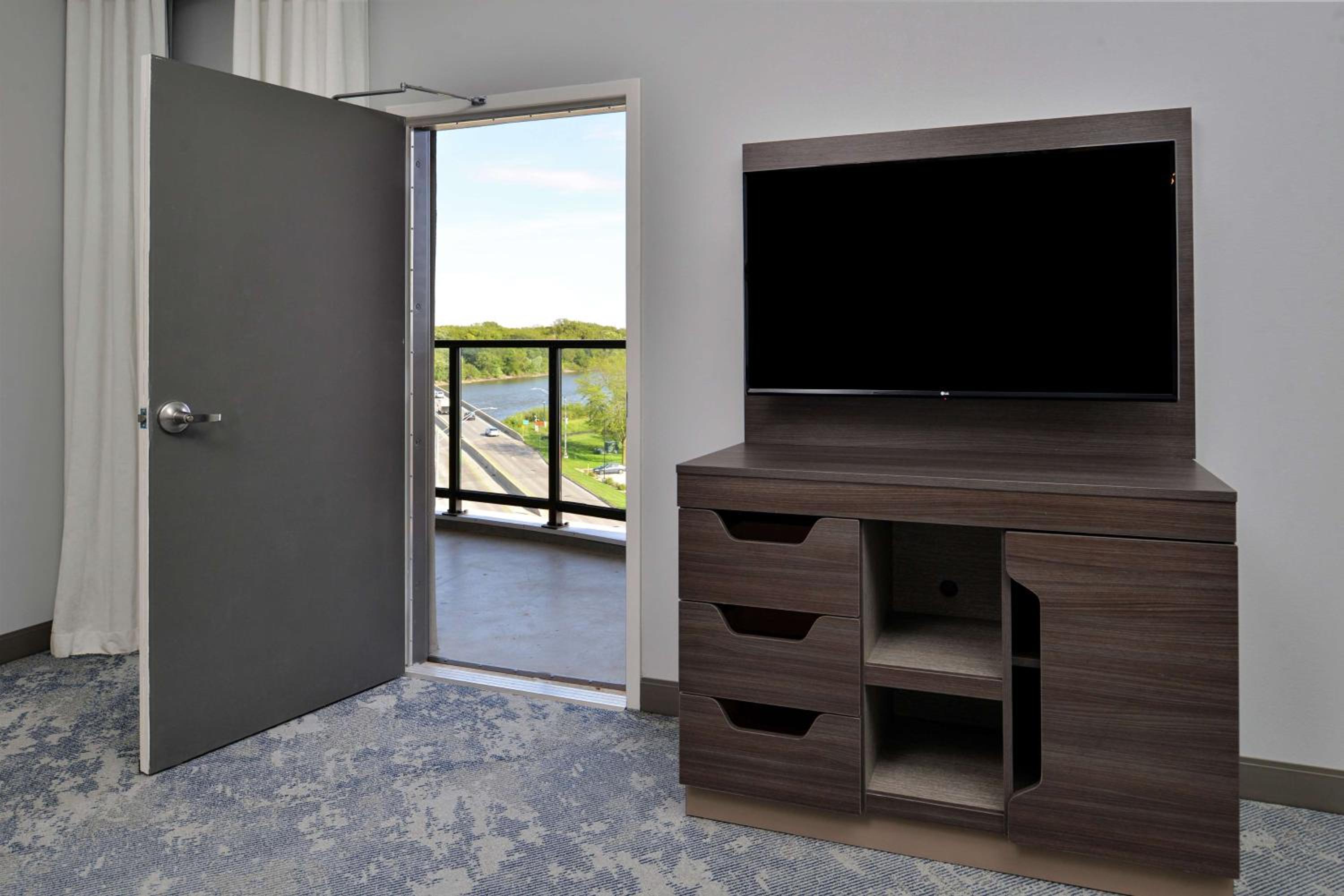 One-Bedroom King Suite - Non-Smoking - Photo 4