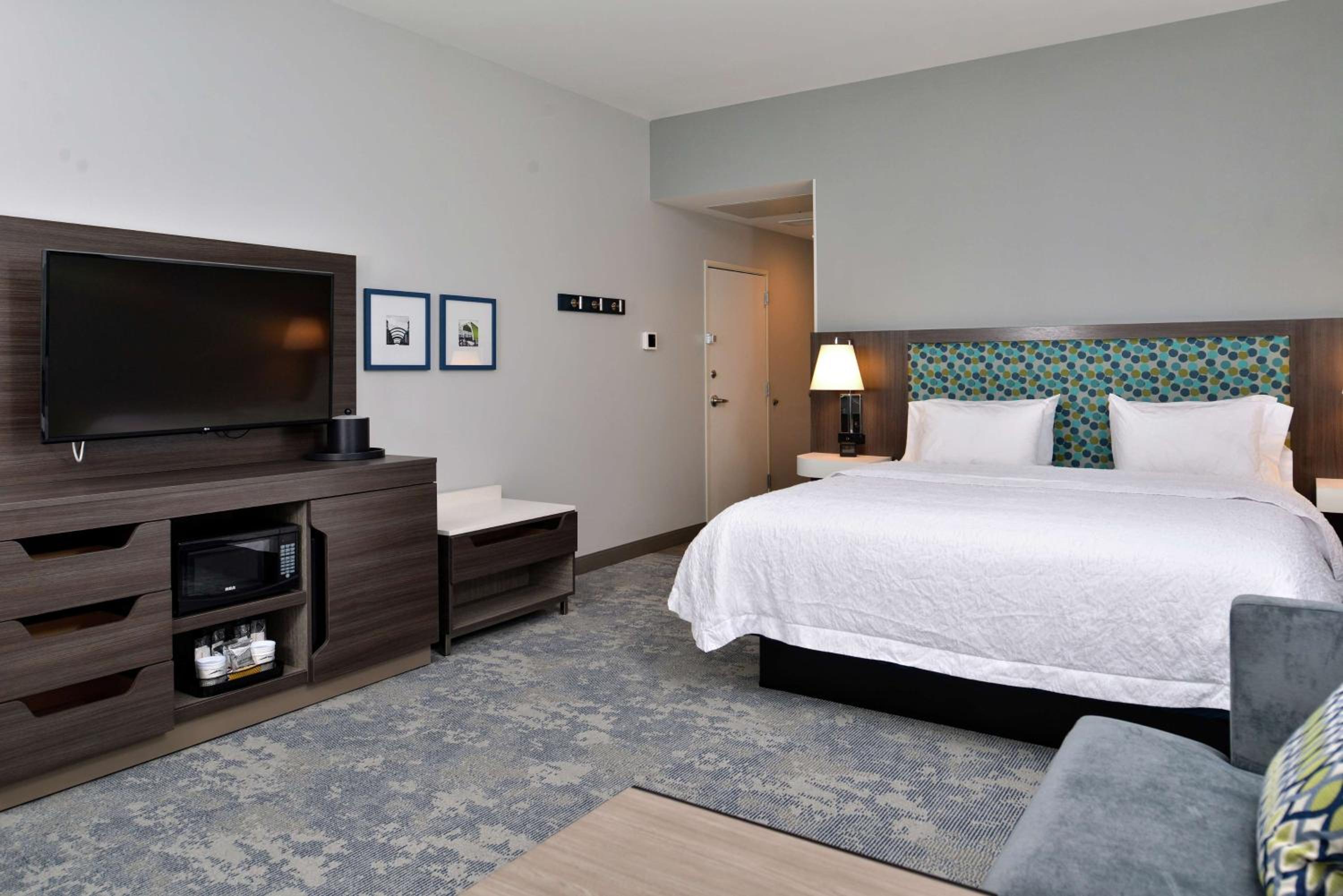 King Room with Sofa Bed - Non-Smoking - Photo 4