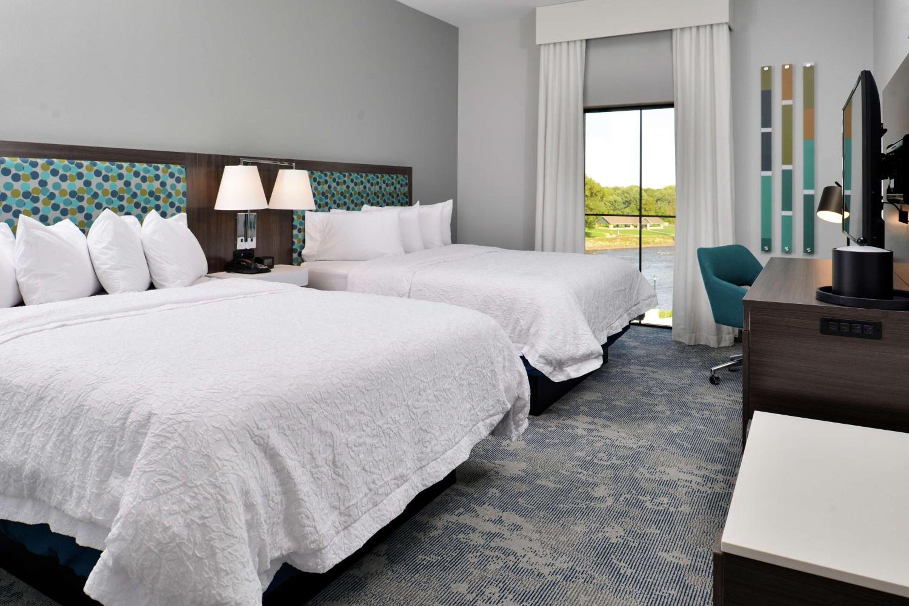 Queen Room with Two Queen Beds - Photo 3