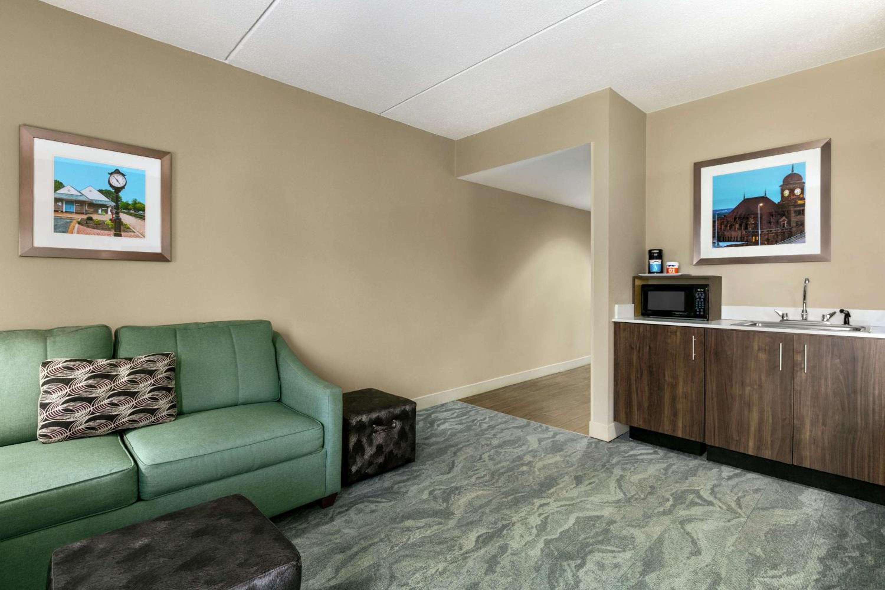 One-Bedroom King Suite with Whirlpool - Non-Smoking  photo 2