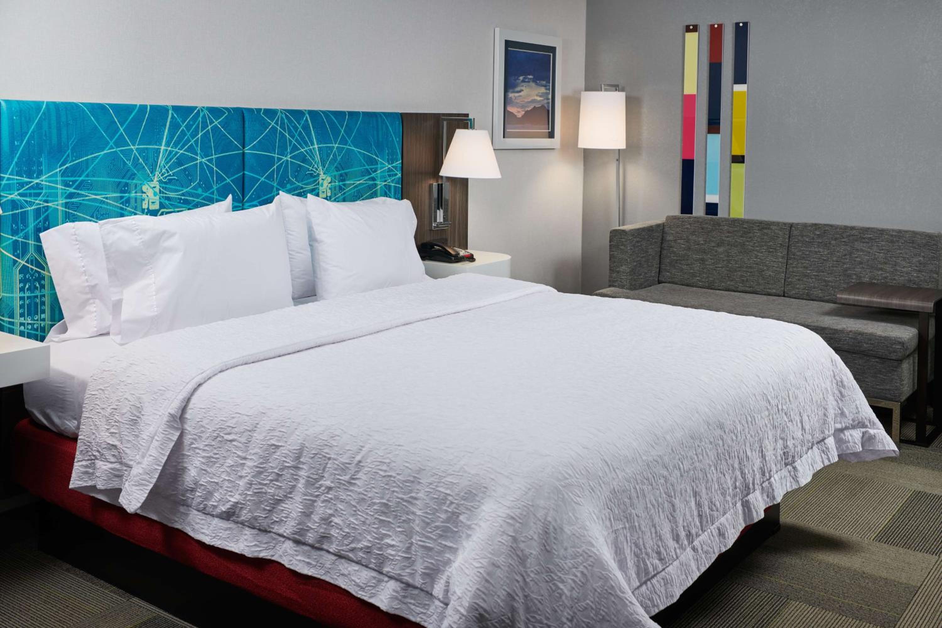 King Room with King Bed - Non-Smoking - Photo 4