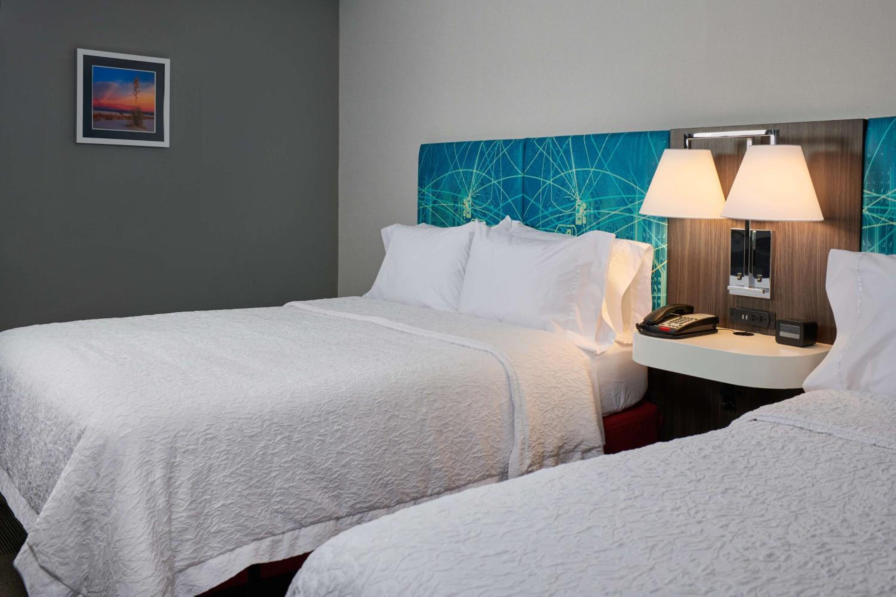 Room with Two Queen Beds - Non-Smoking - Photo 5