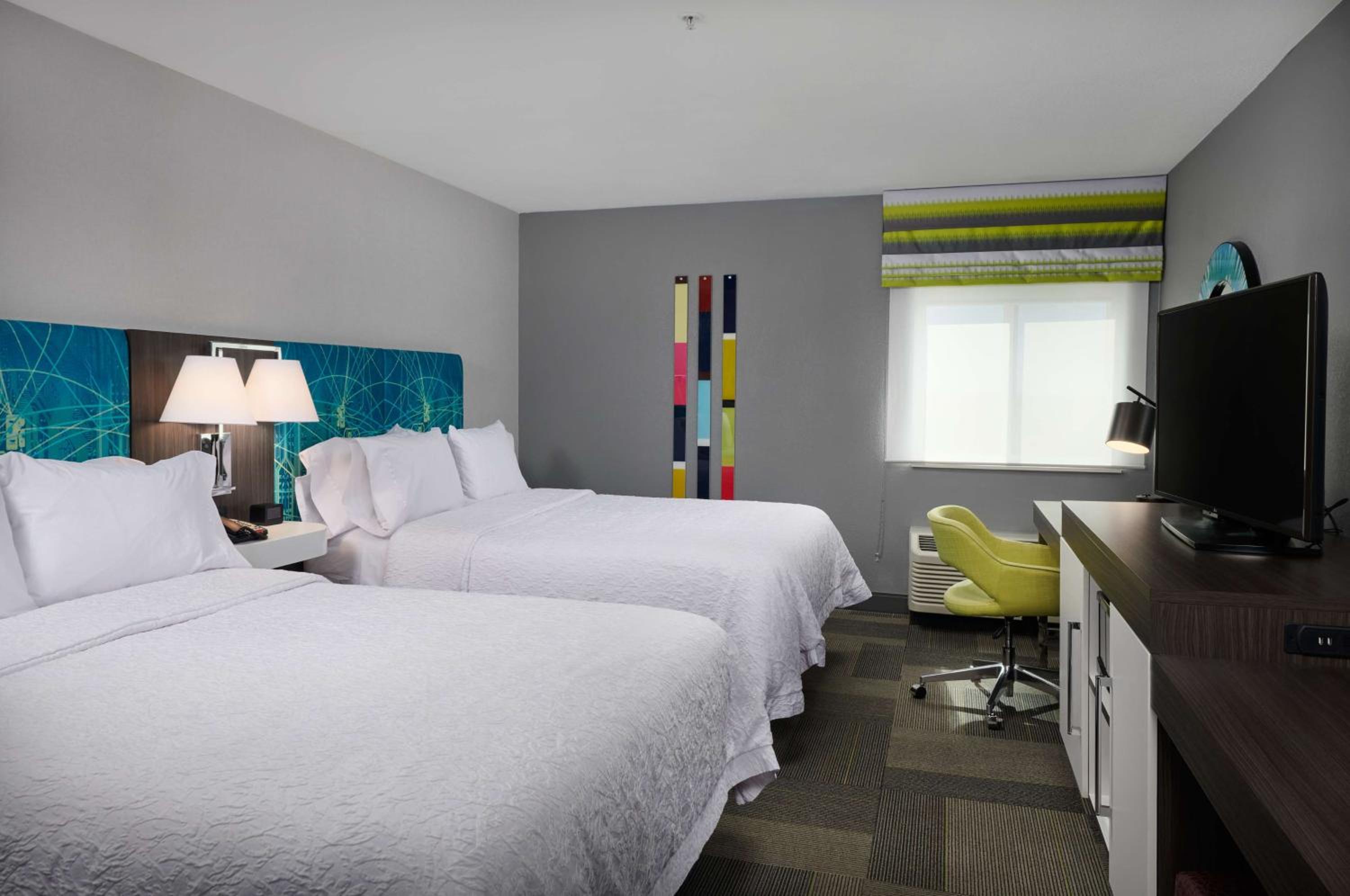 Room with Two Queen Beds - Non-Smoking - Photo 3