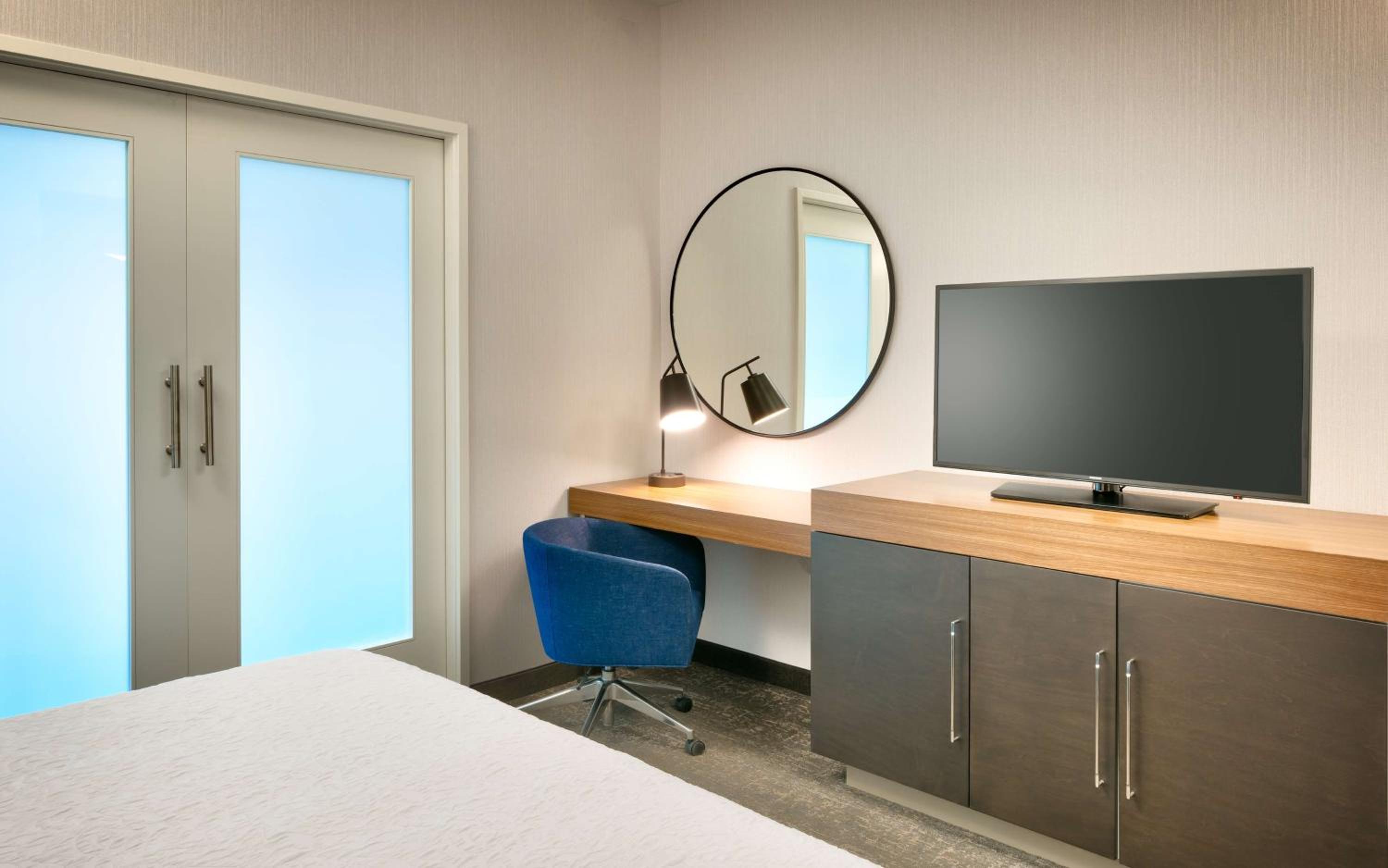 One-Bedroom King Suite with Bunk Bed - Photo 3