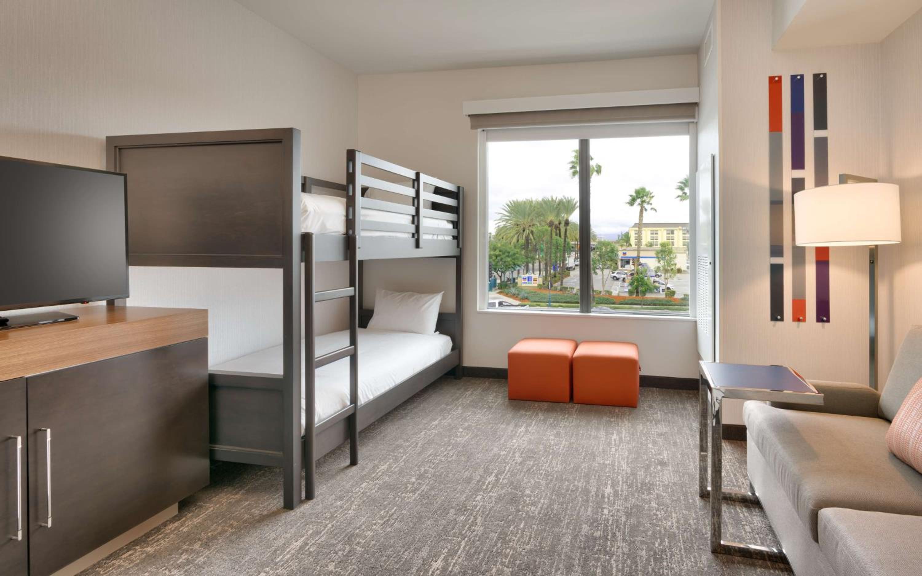 One-Bedroom King Suite with Bunk Bed - Photo 4
