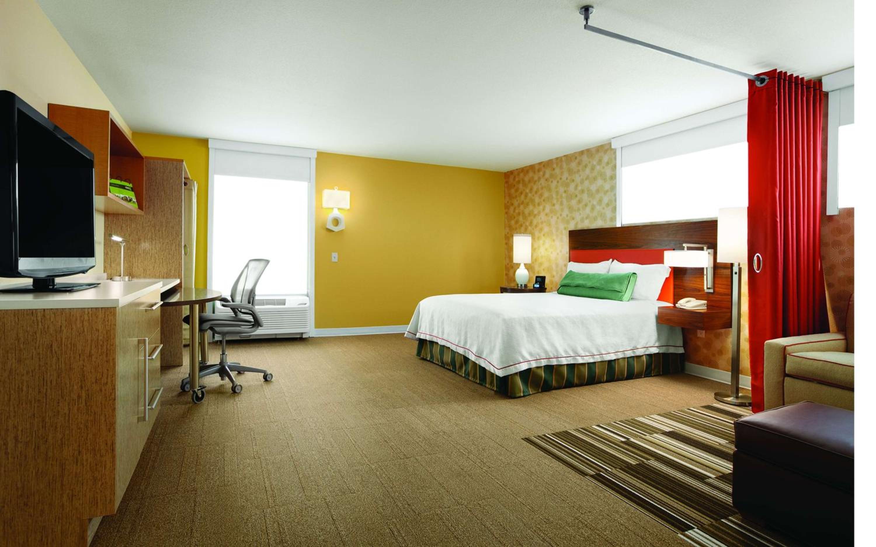 Queen Studio Suite - Hearing Access/Non-Smoking photo 2