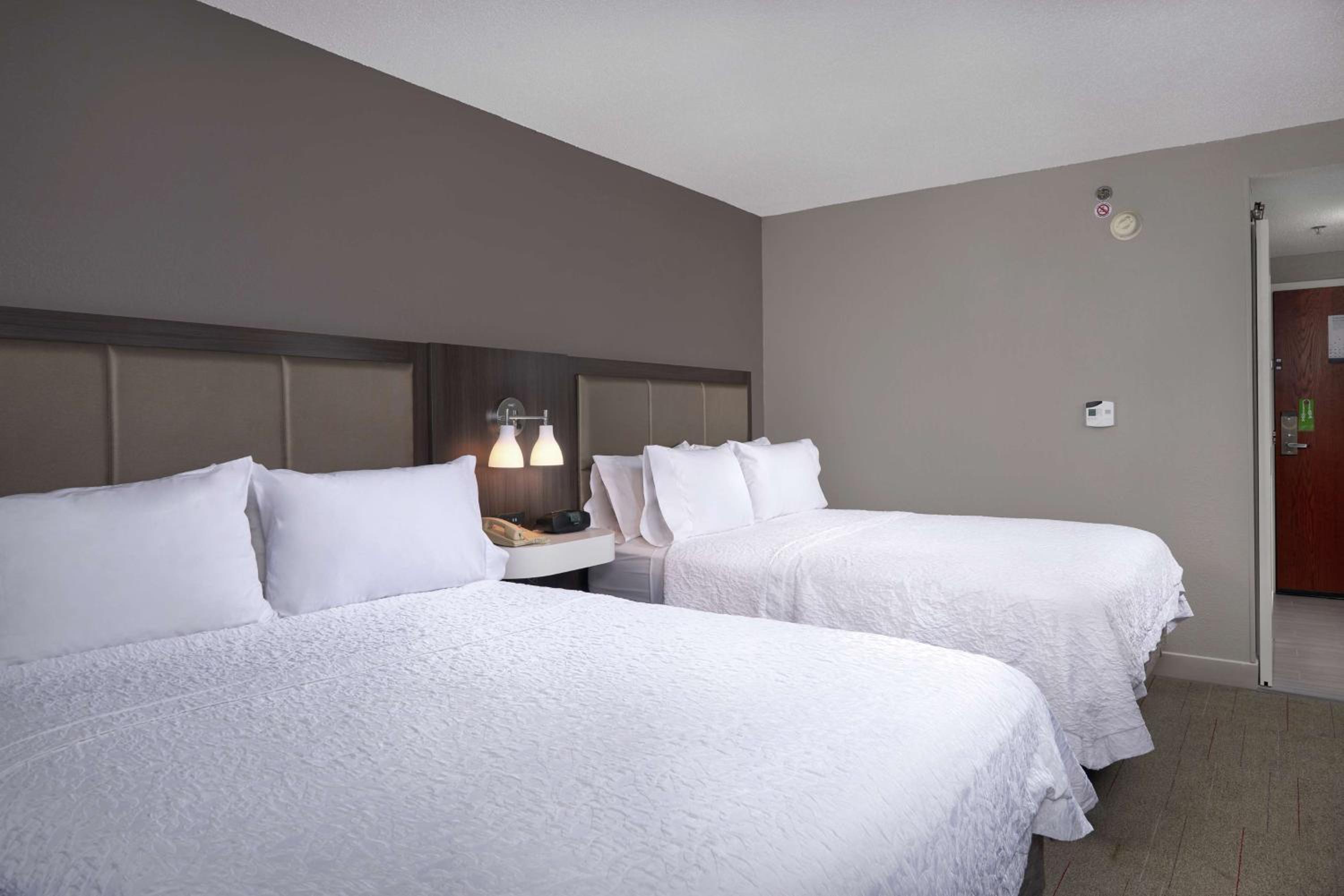 Room with Two Queen Beds - Non-Smoking photo 3