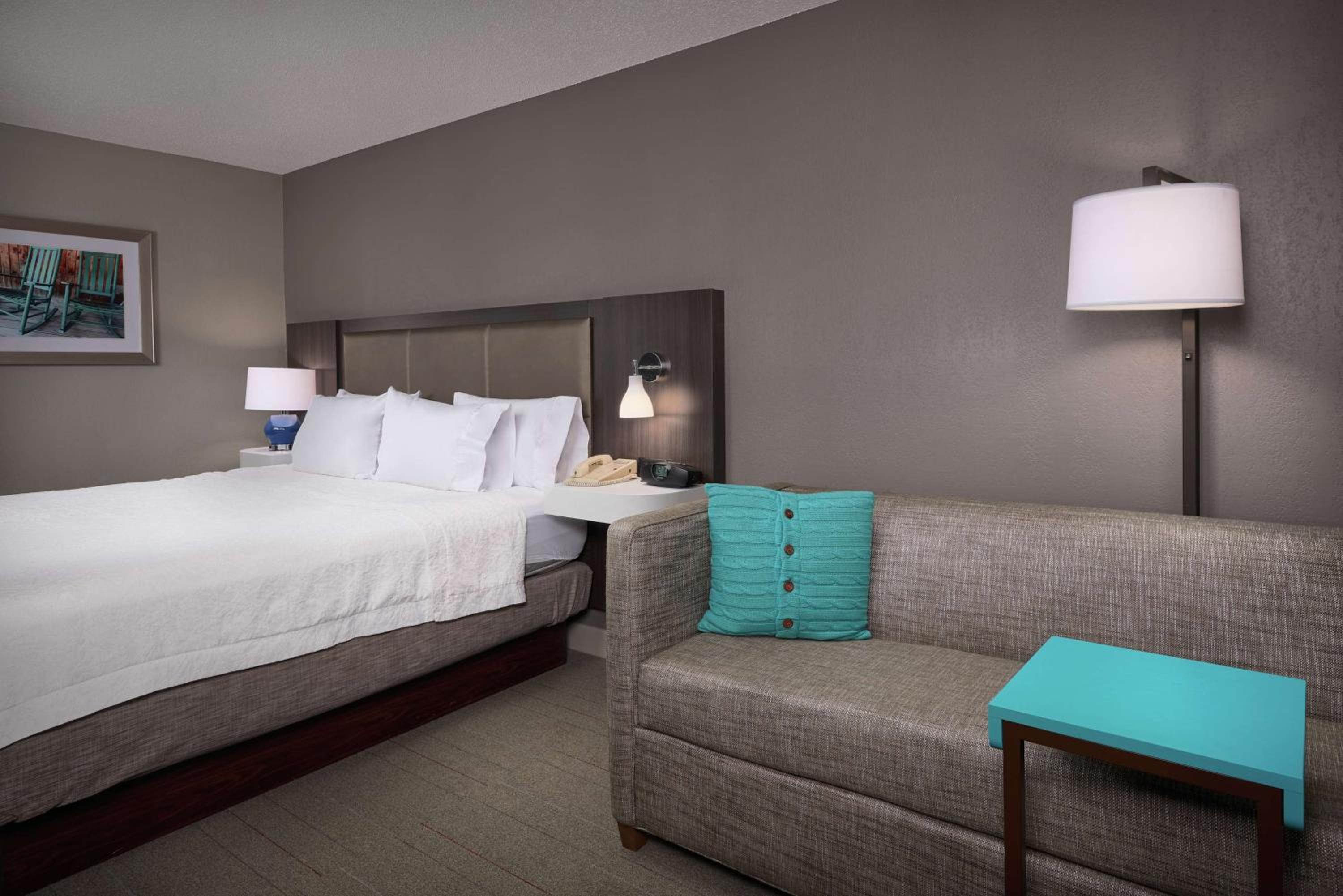 King Room with King Bed - Non-Smoking photo 3