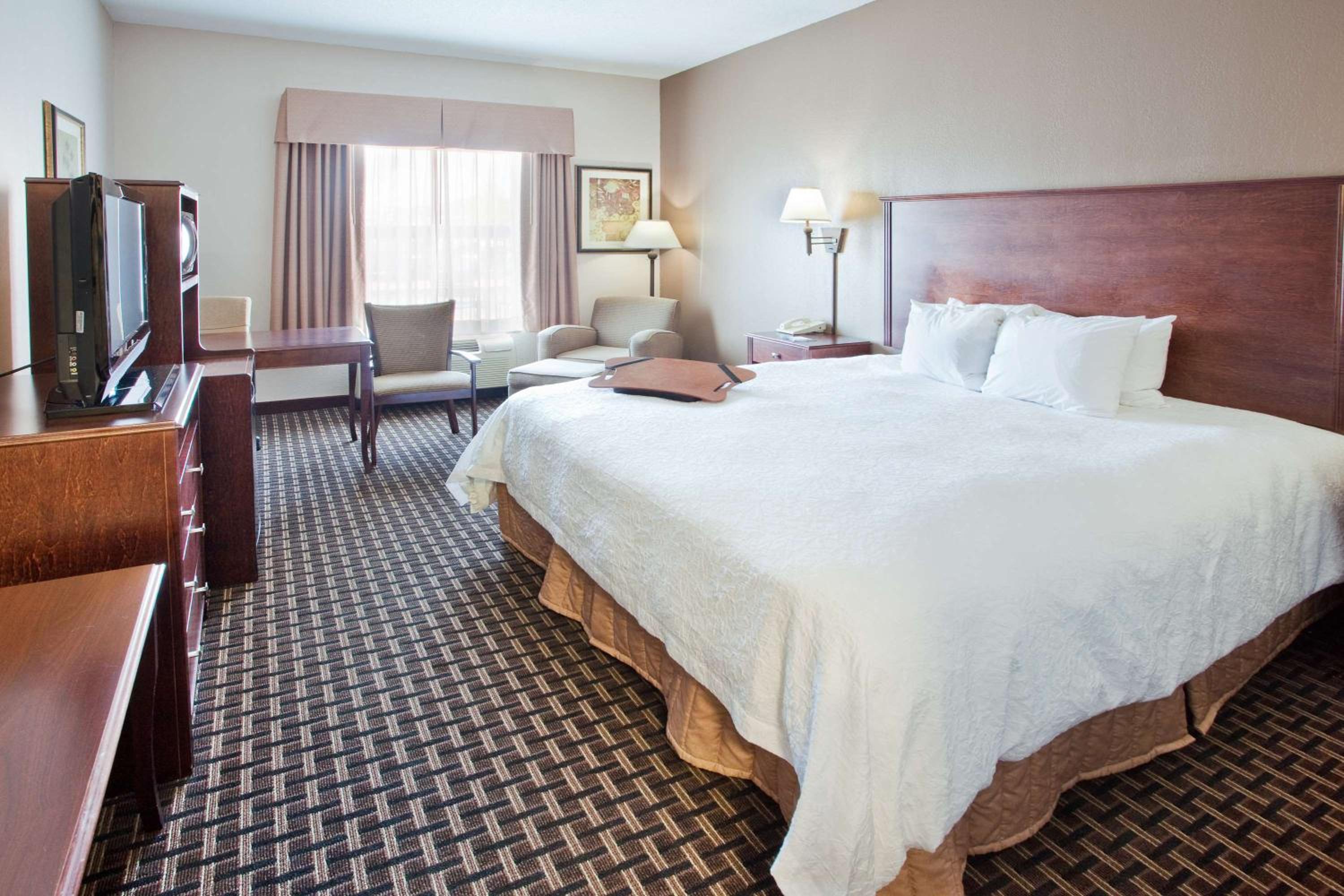 King Room with King Bed - Non-Smoking photo 2