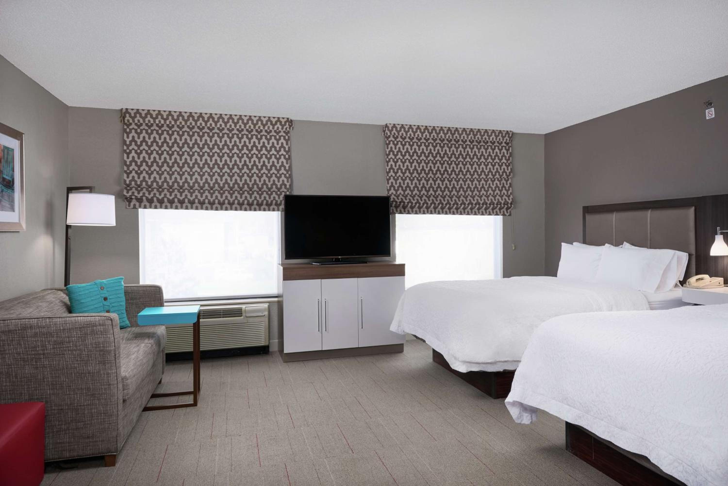 Queen Studio Suite with Two Queen Beds and Sofa Bed - Non-Smoking photo 3