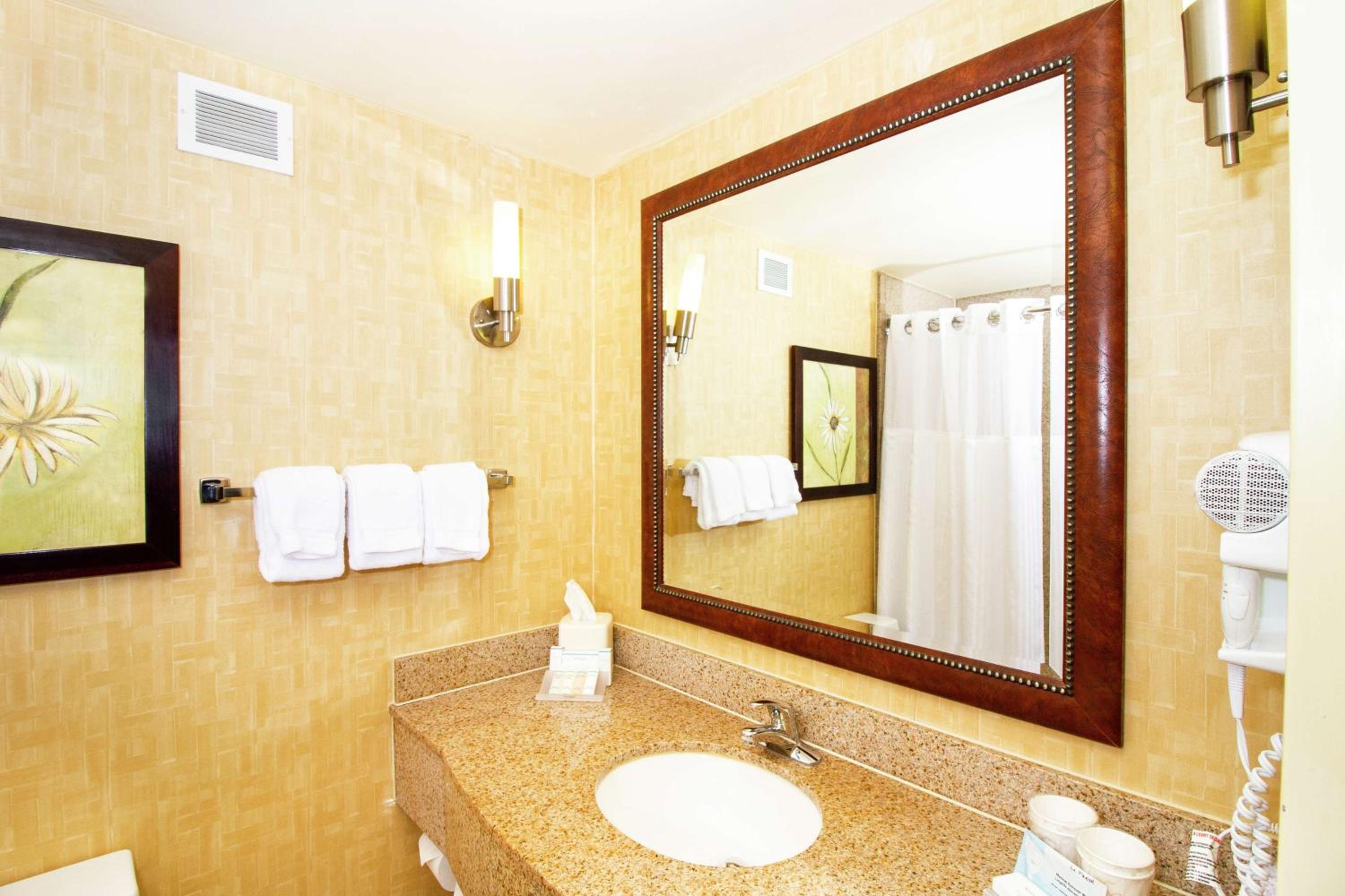 Queen Room with Two Queen Beds - Photo 3
