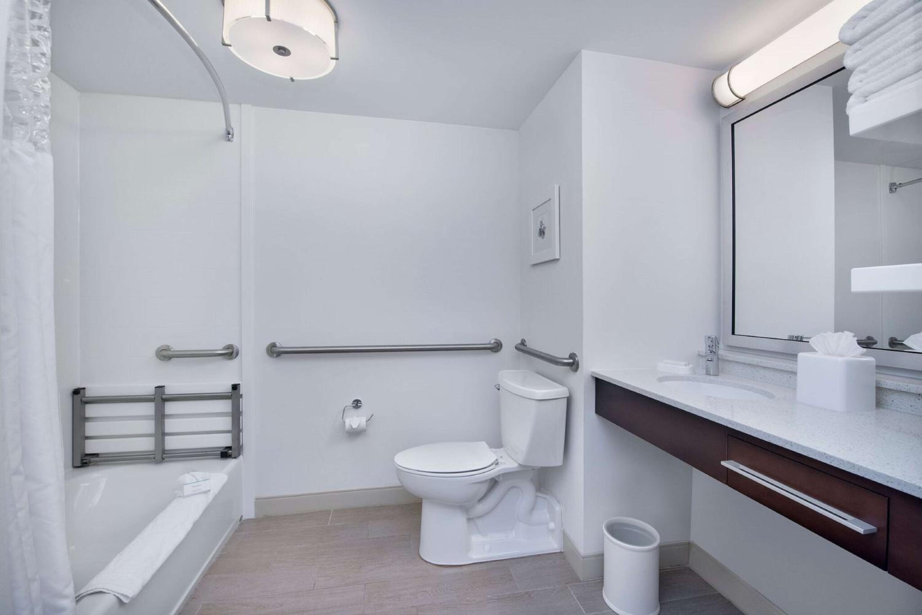 King Room with Accessible Tub - Mobility and Hearing Access/Non-Smoking - Photo 3