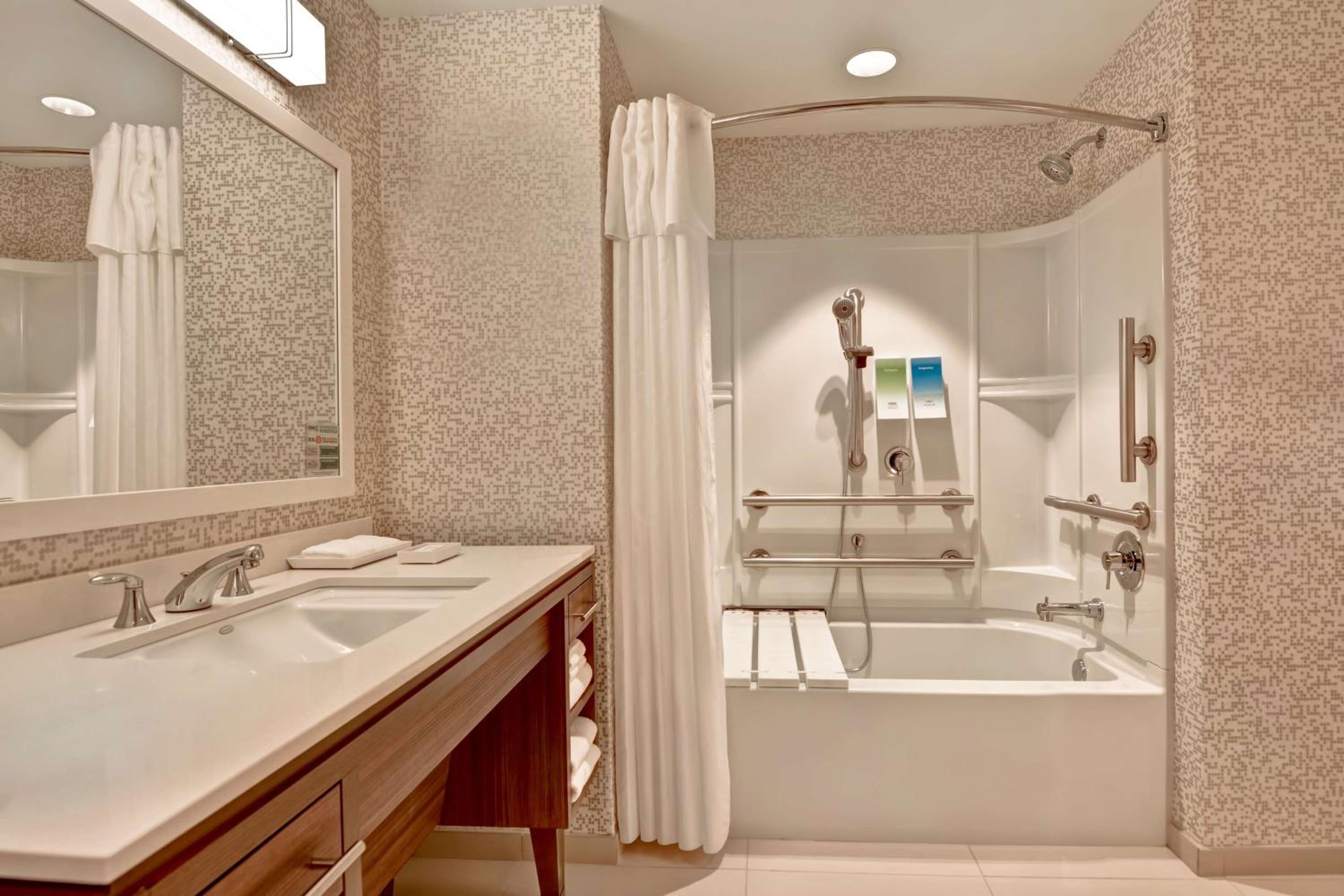 King Suite - Mobility and Hearing Access/Non-Smoking - Photo 3