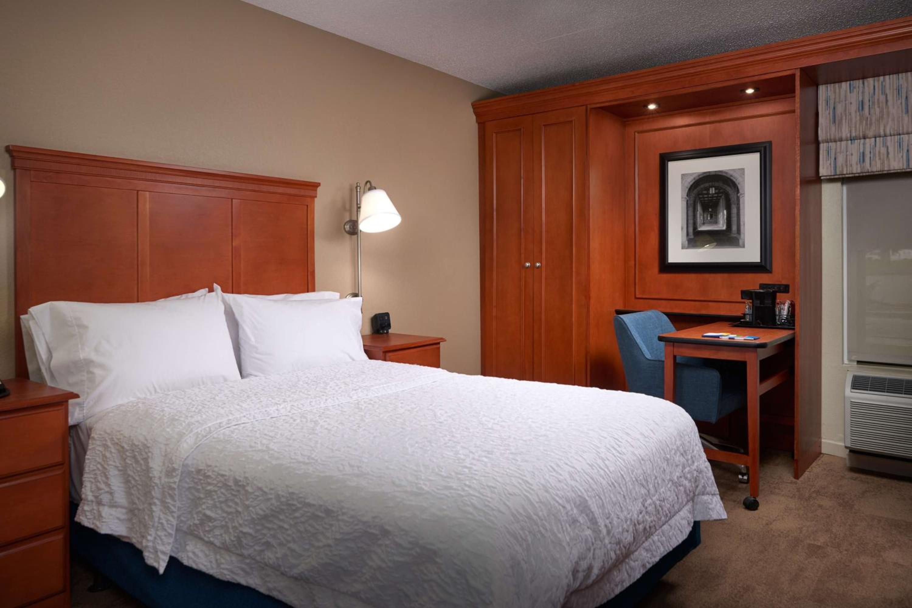 Double Room with Accessible Tub - Mobility Access - Photo 1