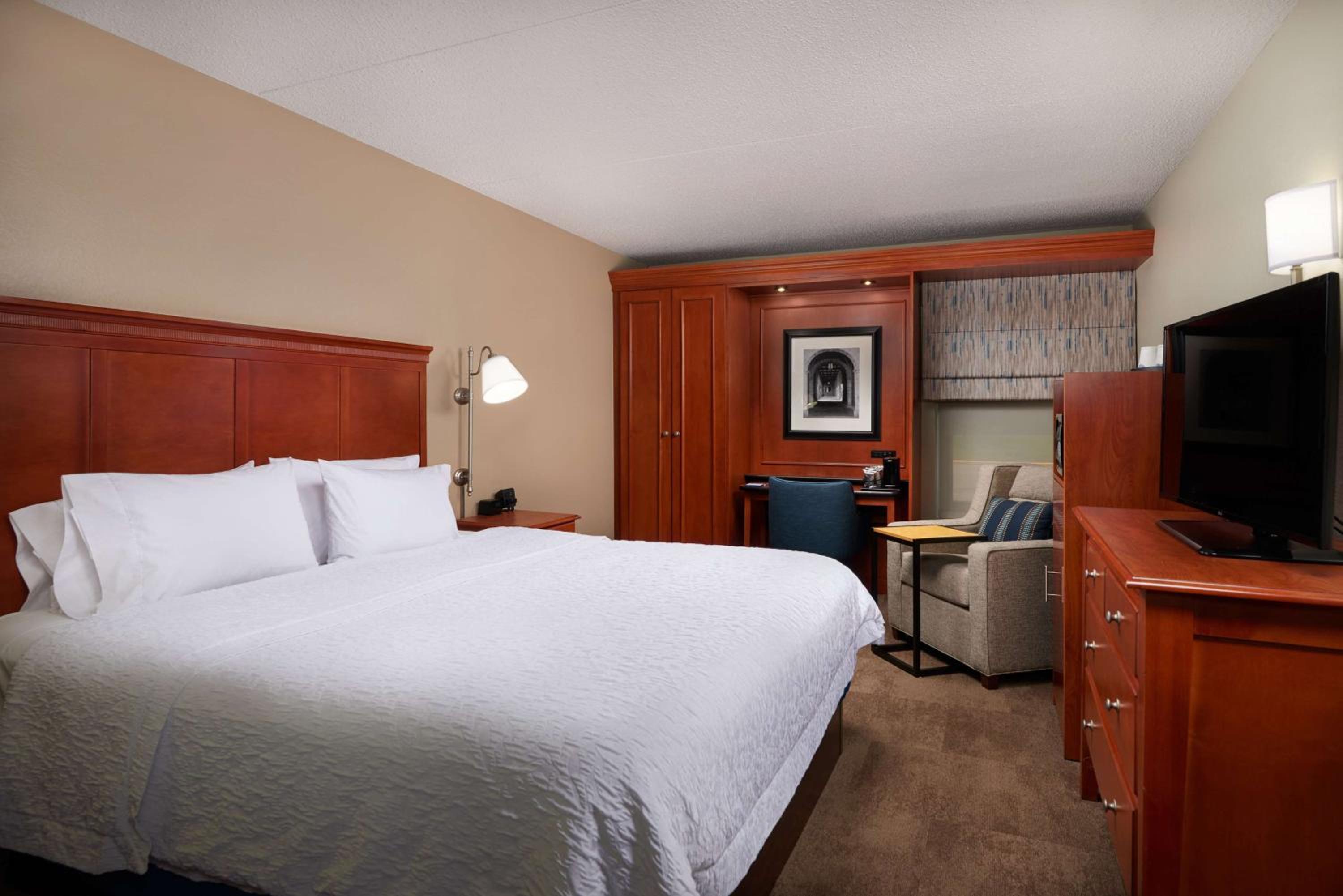 King Room with King Bed - Non-Smoking - Photo 1