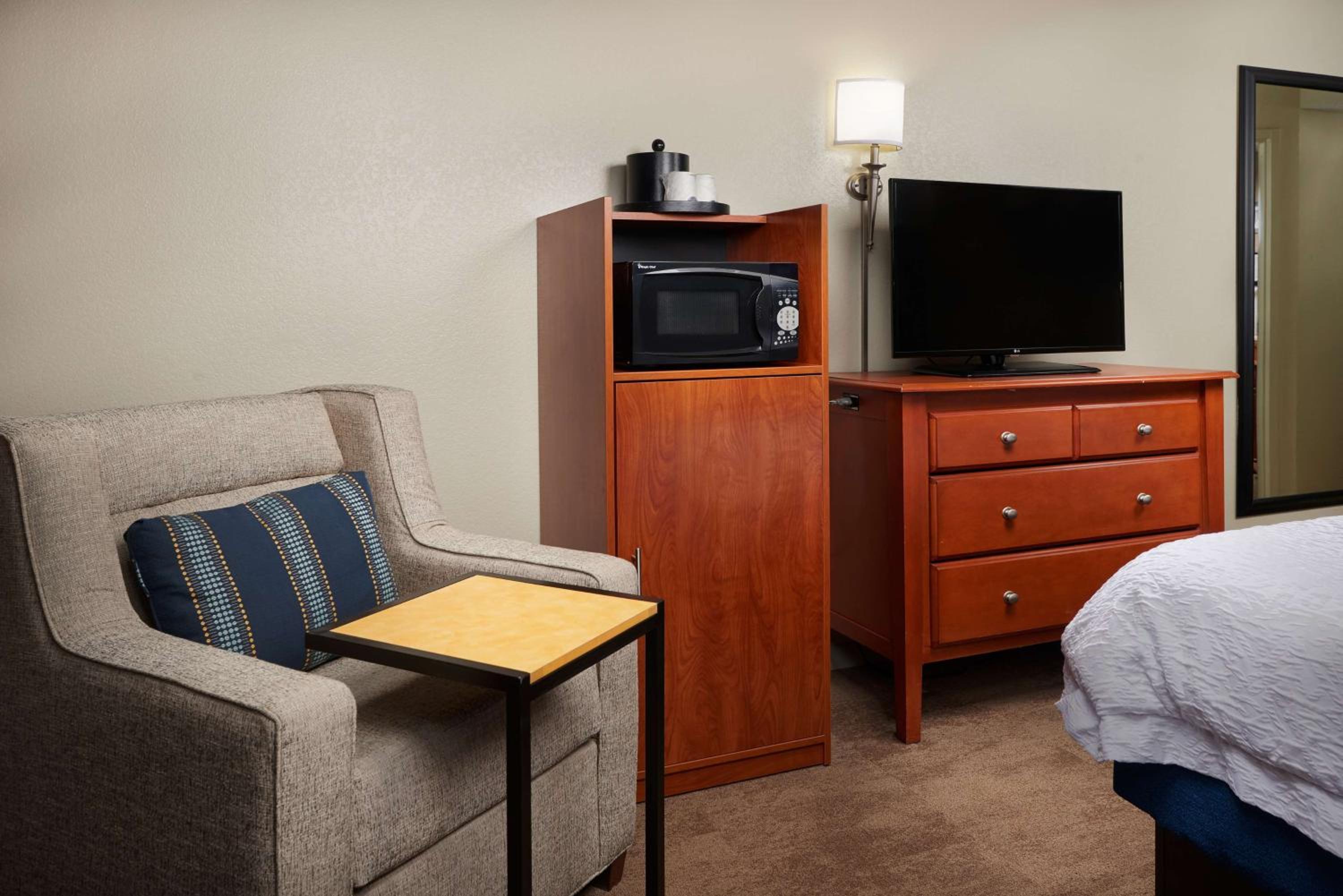 King Room with King Bed - Non-Smoking - Photo 2