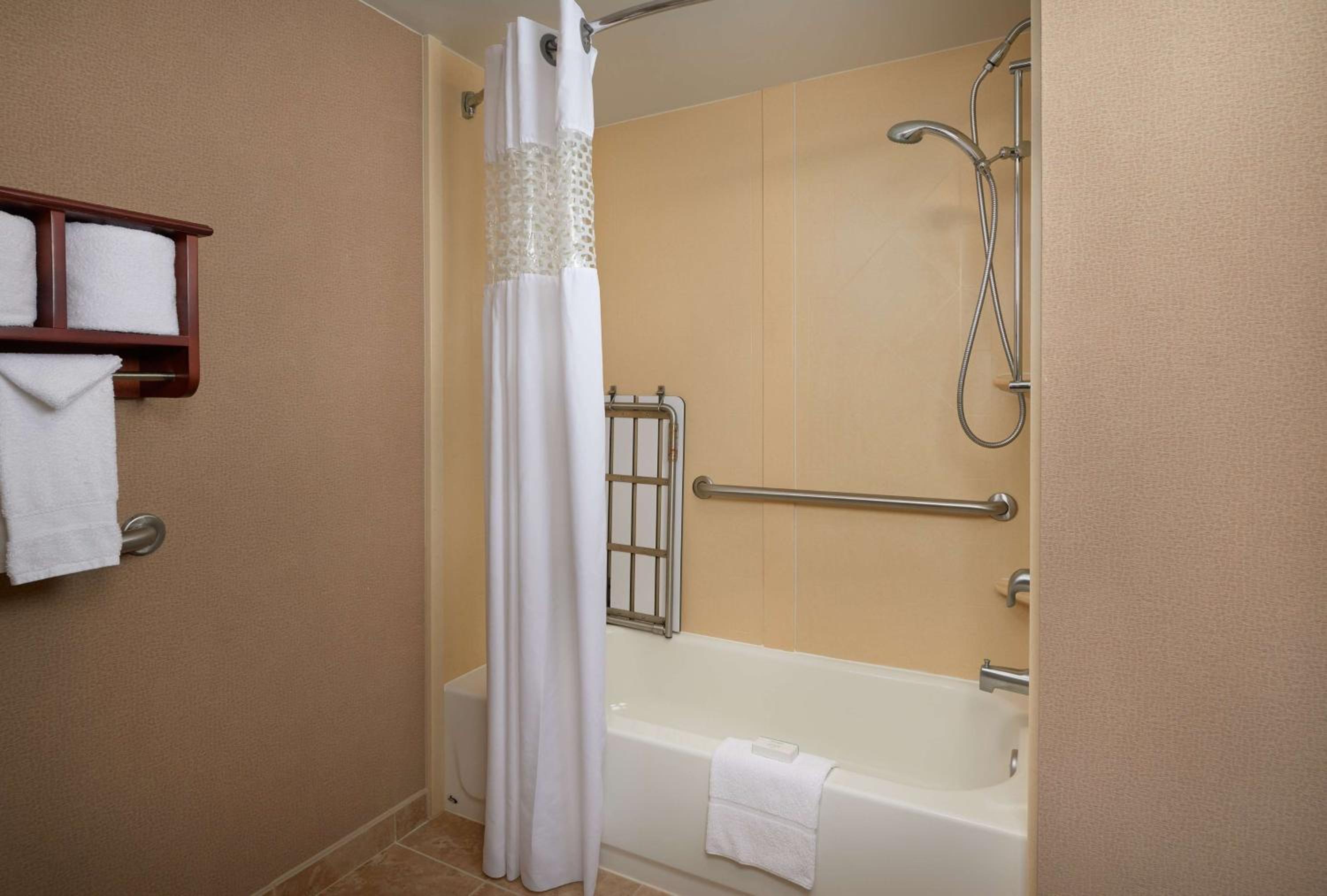 Double Room with Accessible Tub - Mobility Access - Photo 3